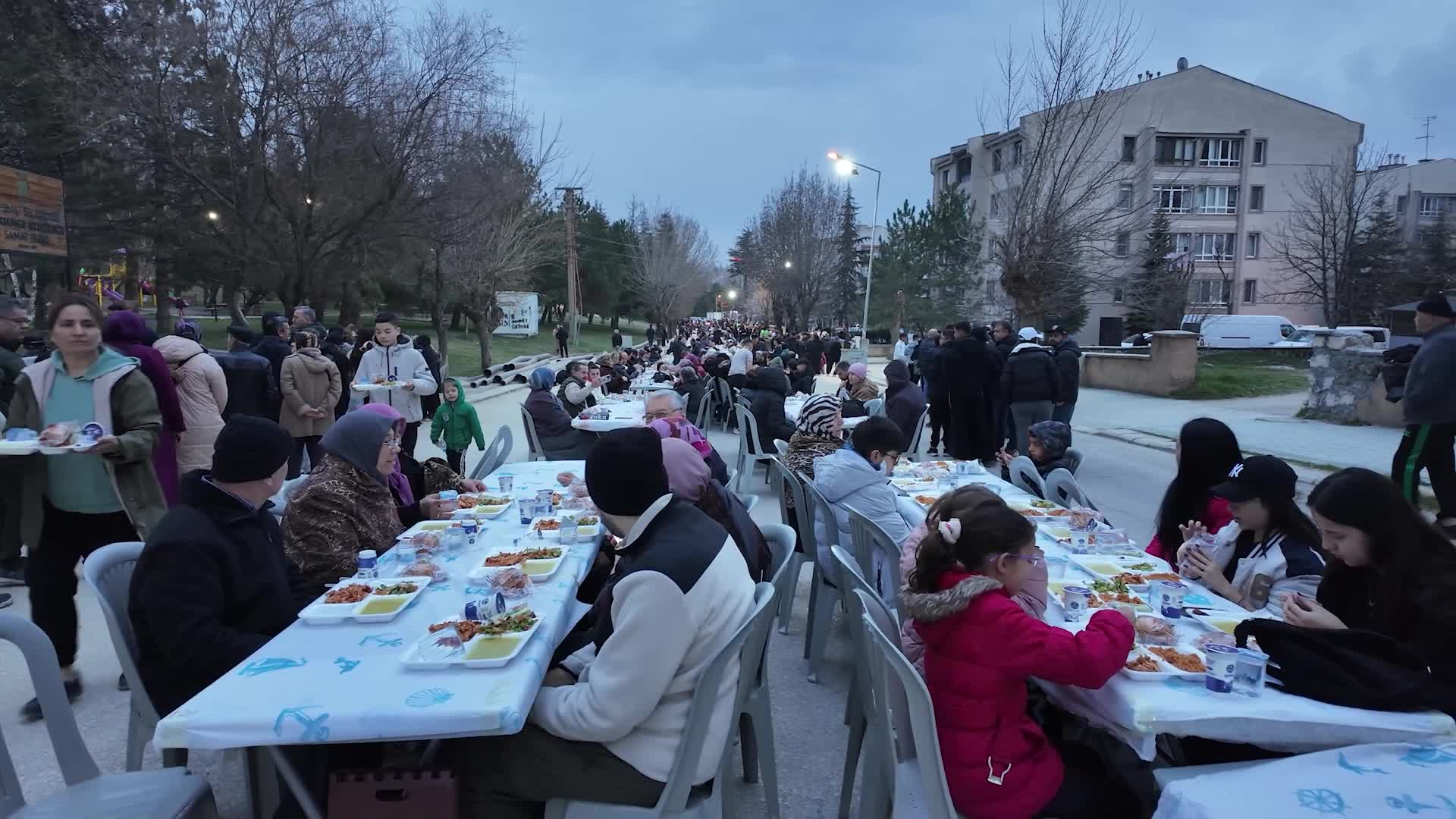 Tepebaşı Uluönder'de 4 bin vatandaş aynı sofrada oruç açtı
