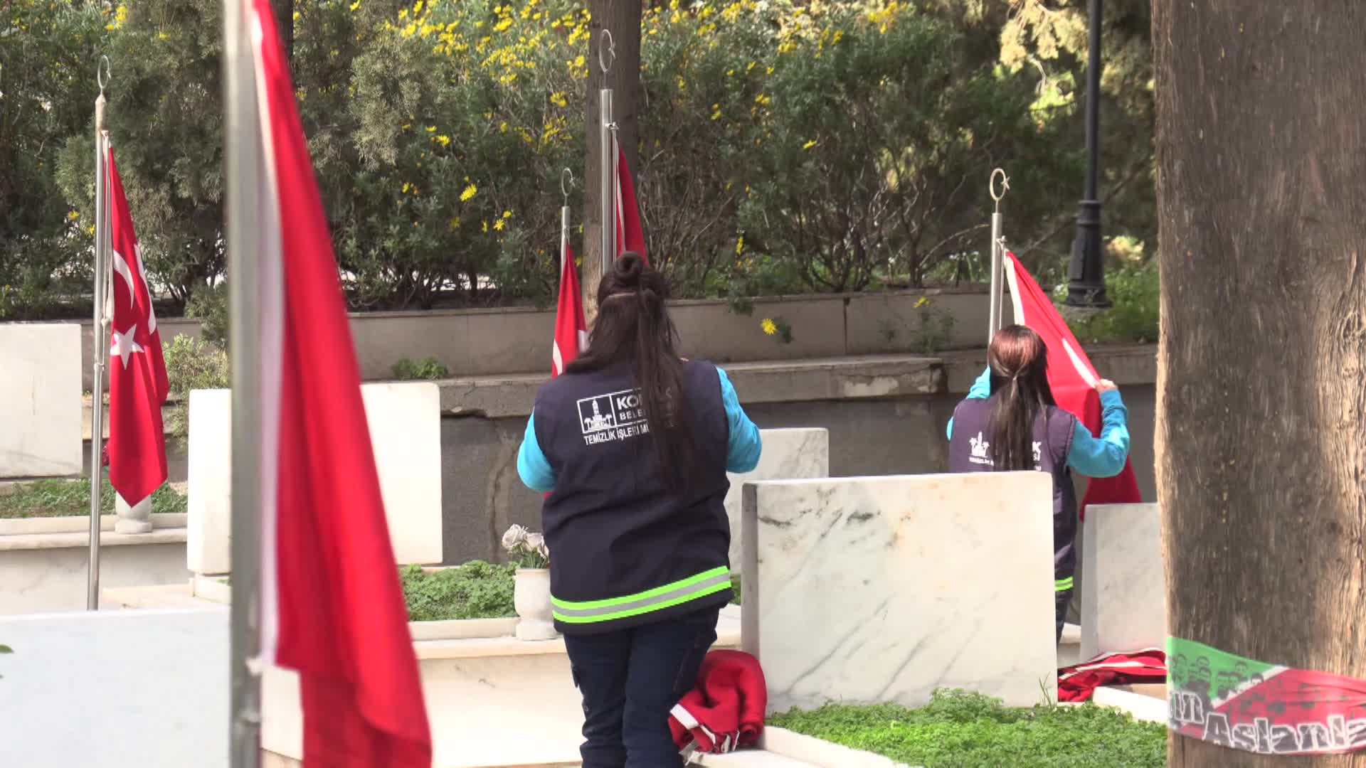 Konak Belediyesi şehitliklerde bayram öncesi bakım çalışması gerçekleştirdi