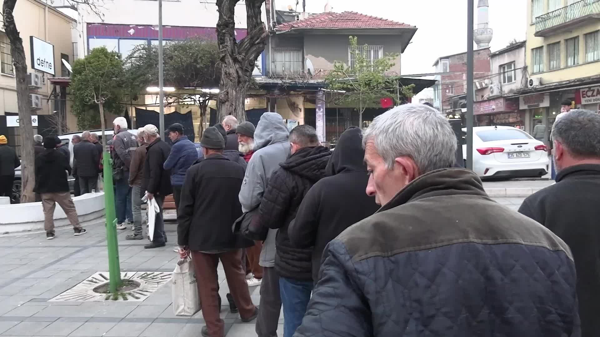 Ramazanda yardım kuruluşunun önünde uzun kuyruklar oluştu: “Ev kirası olmuş 20 bin lira. Bu insanlar ne yapsın”