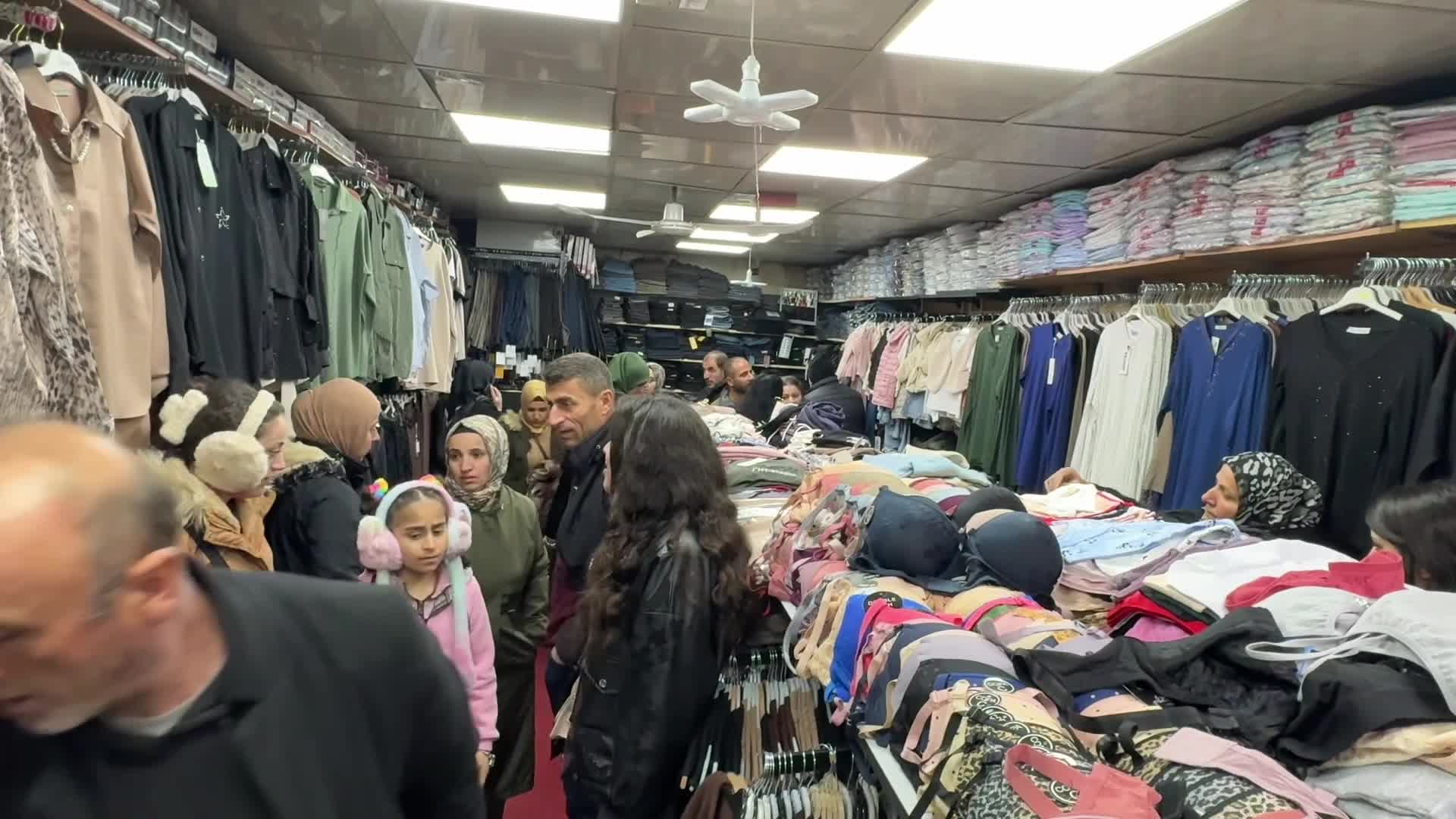 Hakkari’de bayram alışverişi cep yakıyor: Vatandaş çocuklarına öncelik veriyor
