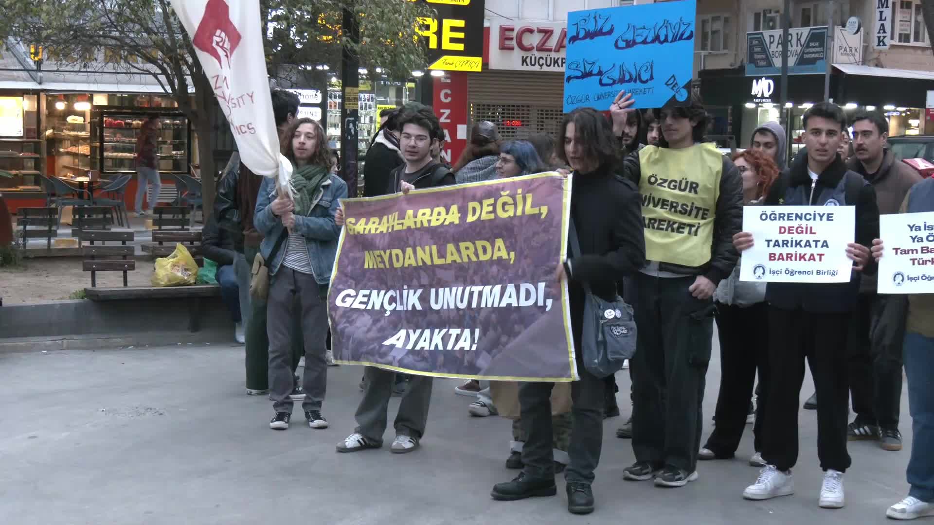 İzmir'de öğrencilerden “19 Mart” yürüyüşü: “Önümüze bırakın barikatı, duvar da örseniz onu da yıkarız"