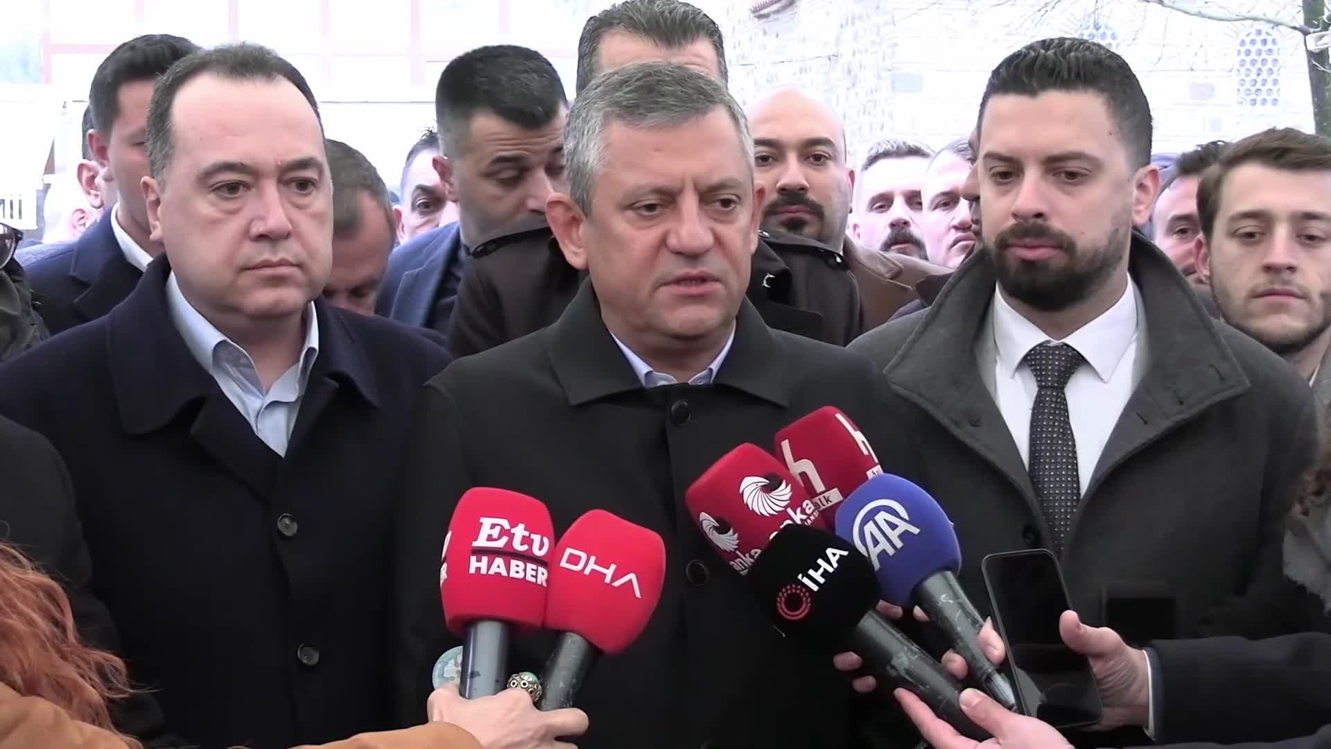 CHP Genel Başkanı Özgür Özel bayram namazını Manisa’da kıldı… “Daha çok kazanılan hakça bölüşülen bir ülke için dua ediyoruz”