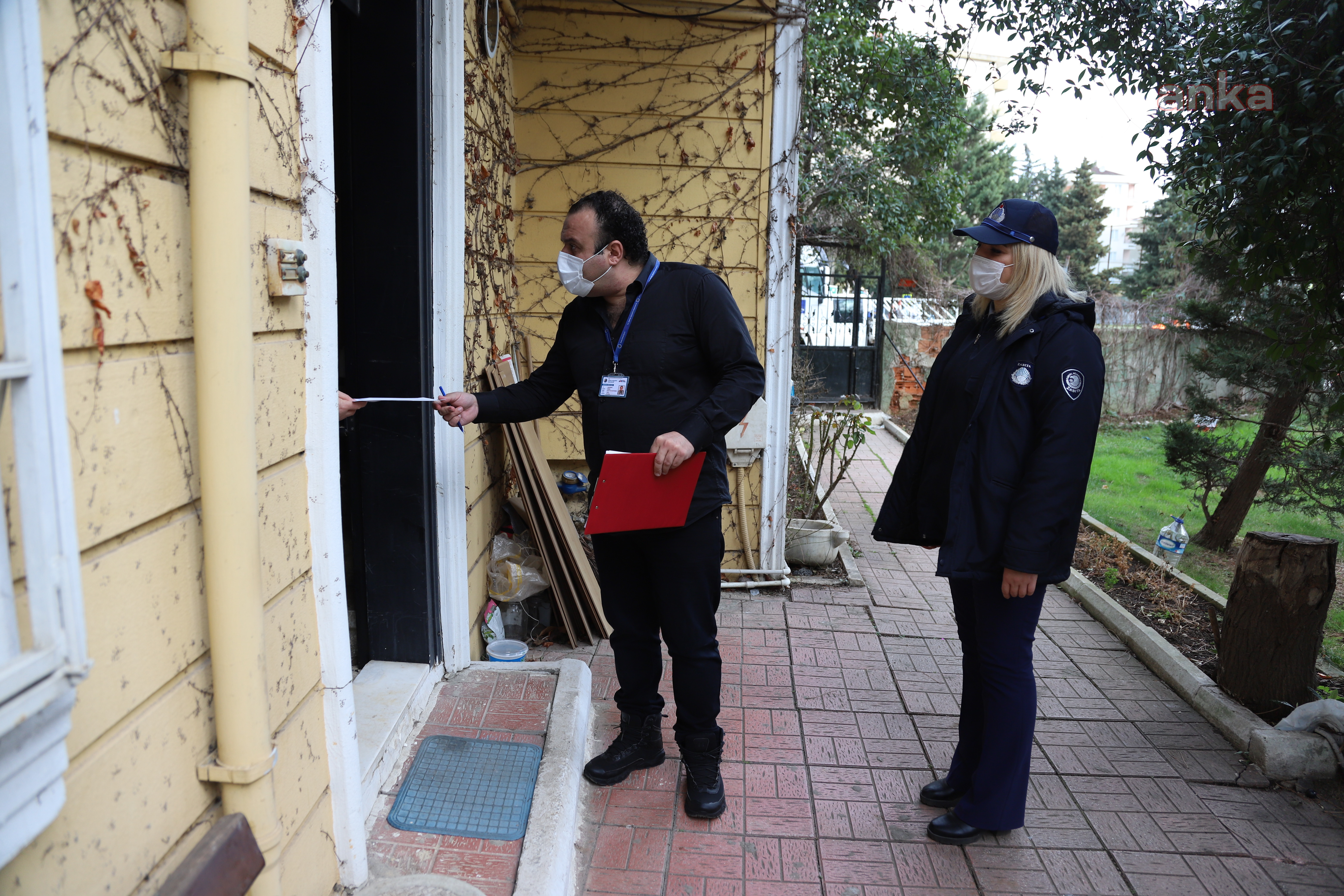 KARTAL'DA YAŞLILARIN SOSYAL YARDIM ÜCRETLERİ ADRESLERİNE TESLİM EDİLİYOR