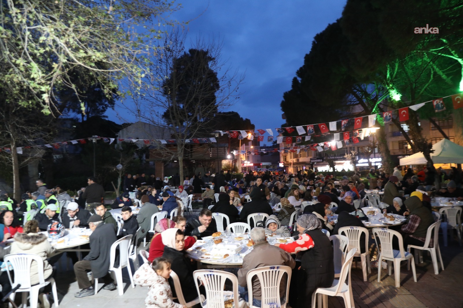 Seferihisar'da son iftar sofrası, Cumhuriyet Meydanı’nda kuruldu