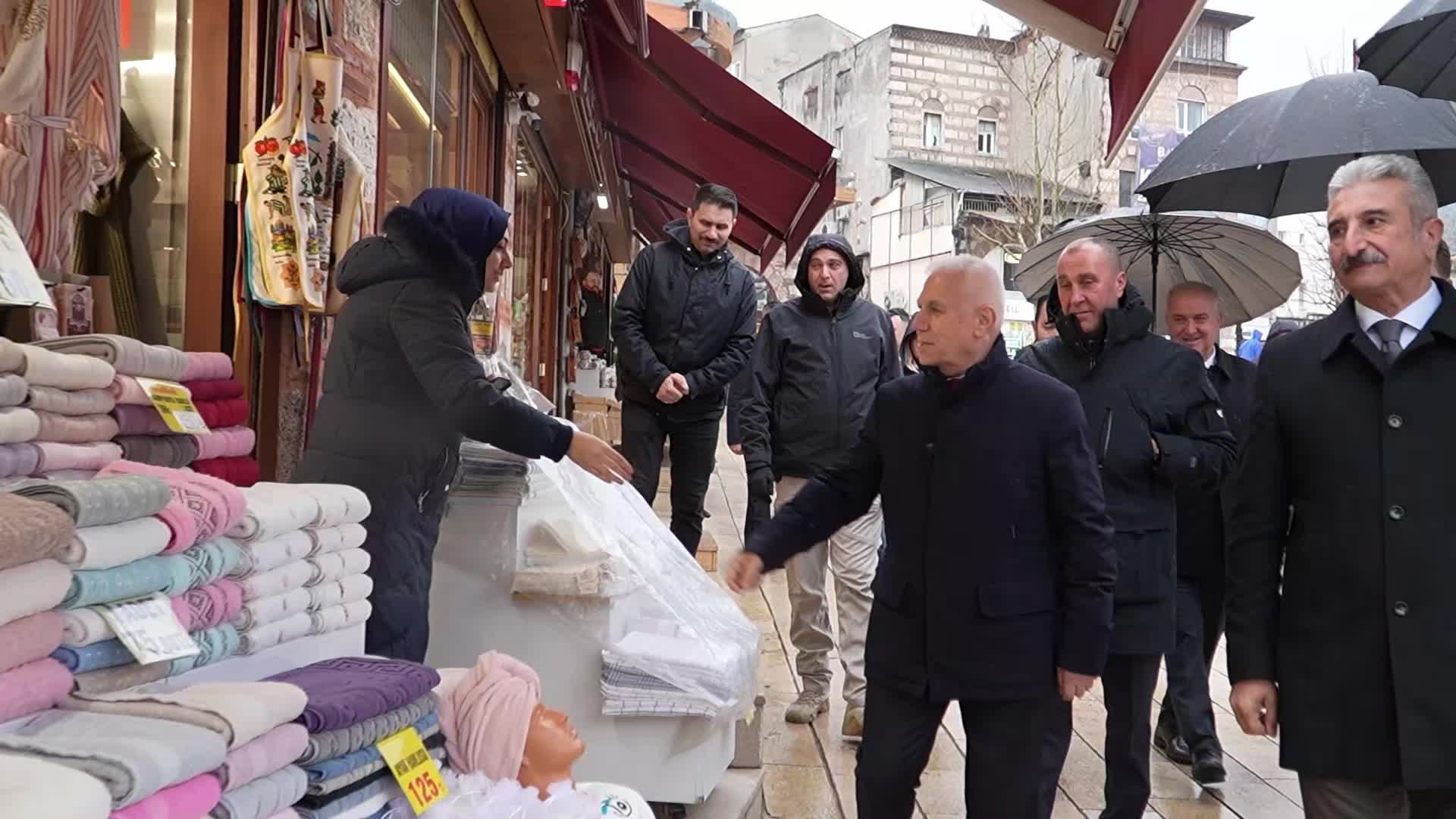 Bursa Büyükşehir Belediye Başkanı Bozbey, çarşı esnafıyla bayramlaştı
