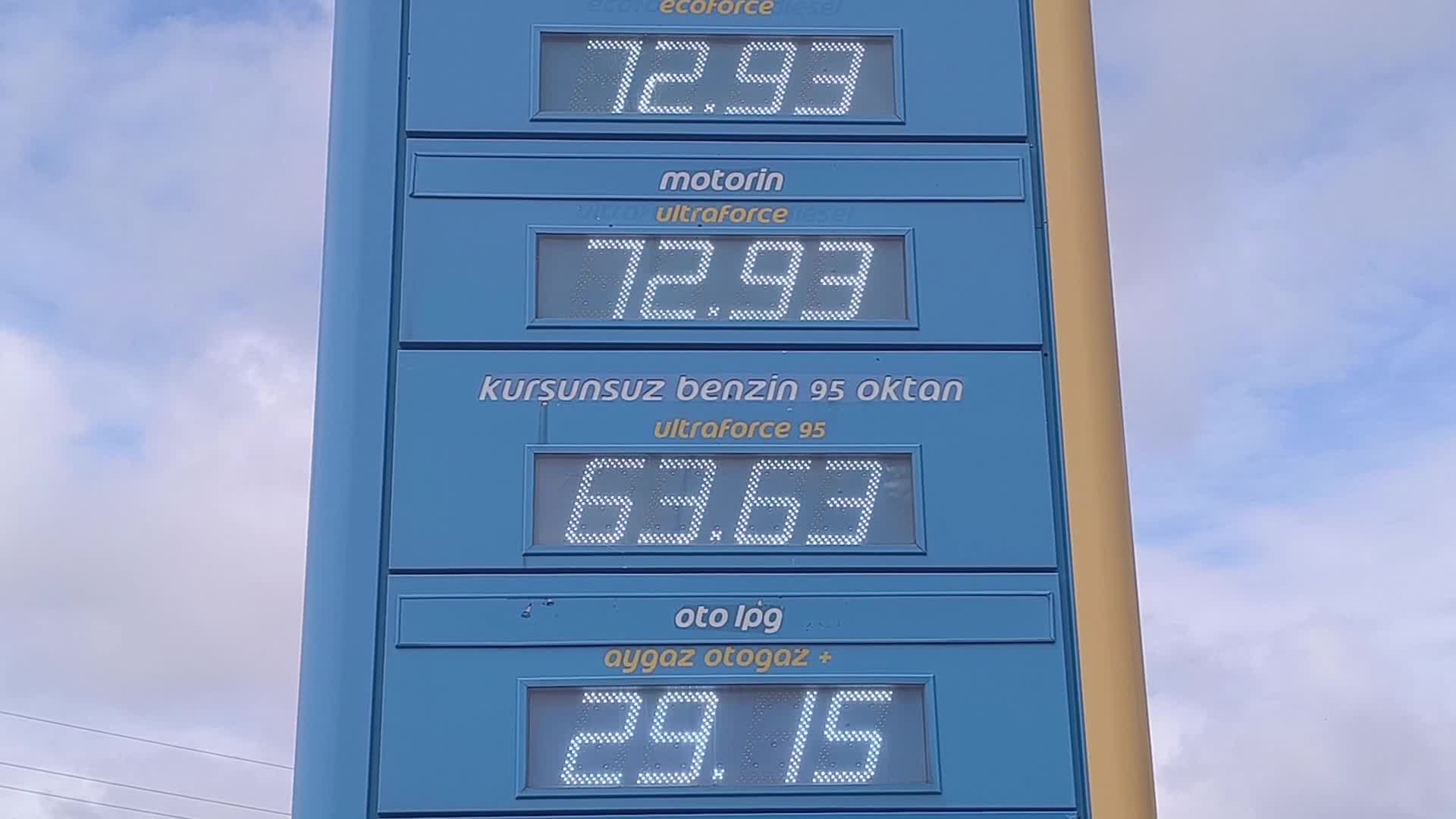 Mazot zammına tepki gösteren Osmaniyeli çiftçi: "10-12 liraya ürün satıyoruz, 65-70 liraya mazot alıyoruz"
