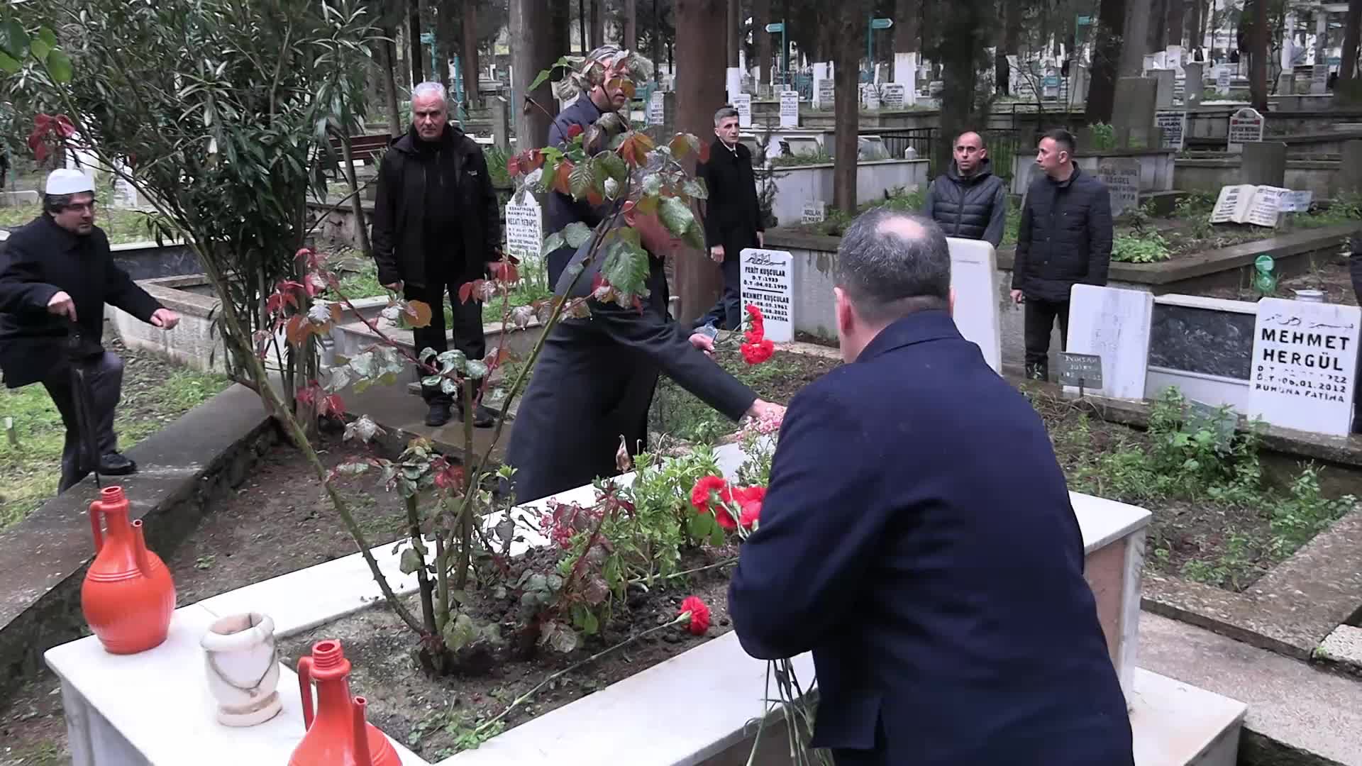 Özgür Özel, Manisa’da bayram namazının ardından kabristanları ziyaret etti