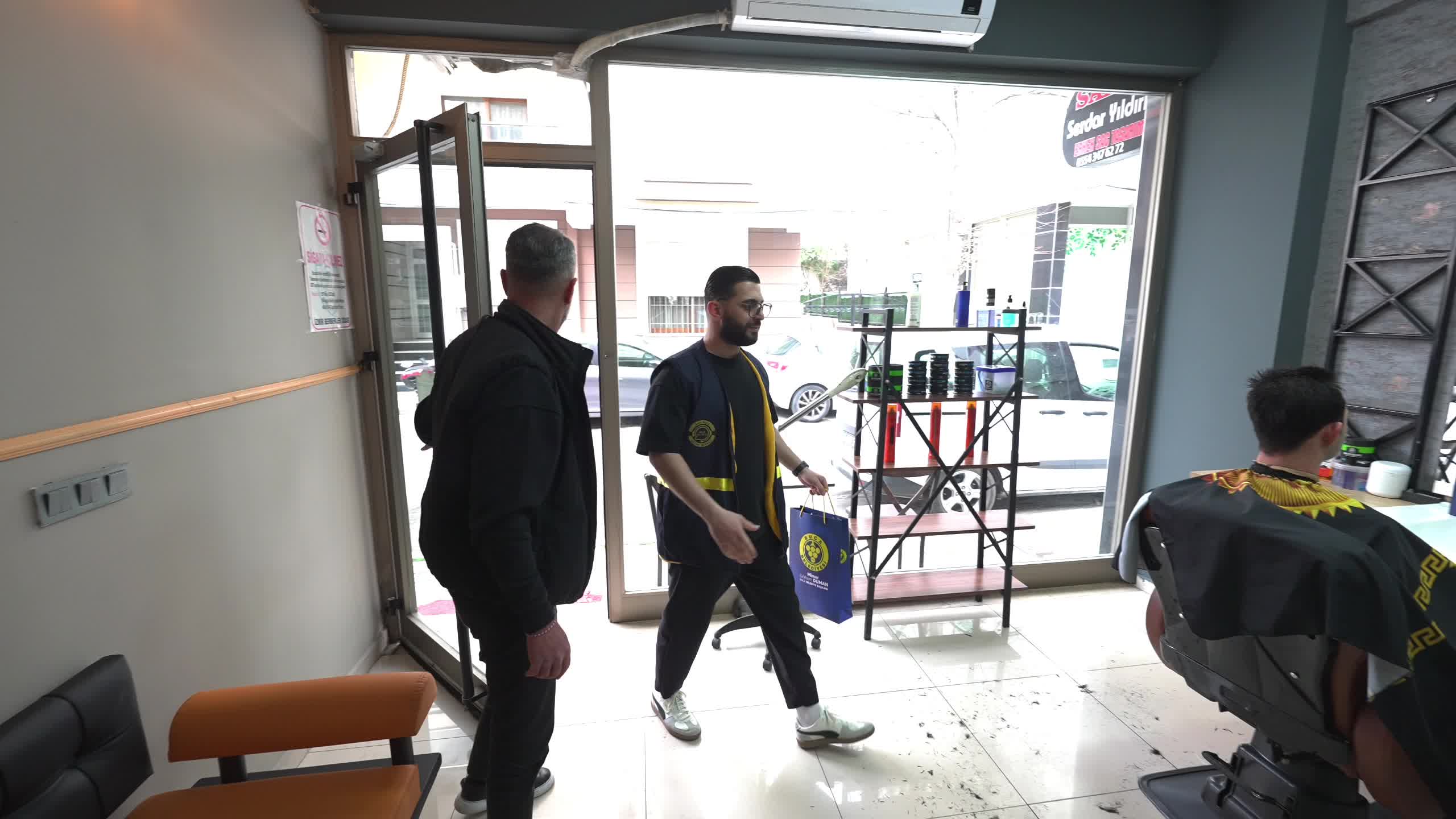 Buca Belediyesi'nden esnafa destek: Berberlere modern tasarımlı önlükler dağıtıldı