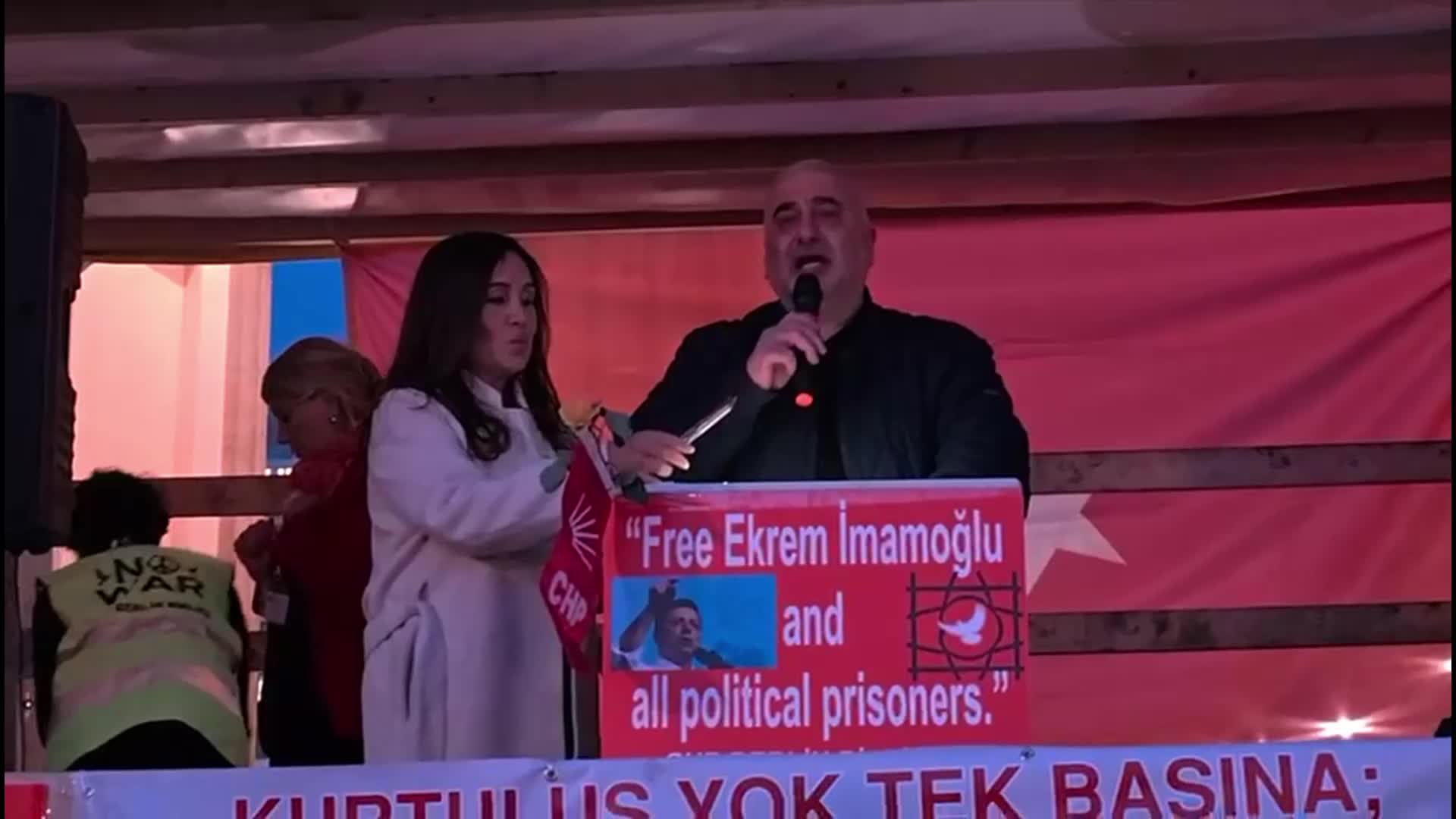 CHP Berlin Birliği, Brandenburg Kapısı önünde Ekrem İmamoğlu için dayanışma mitingi düzenledi