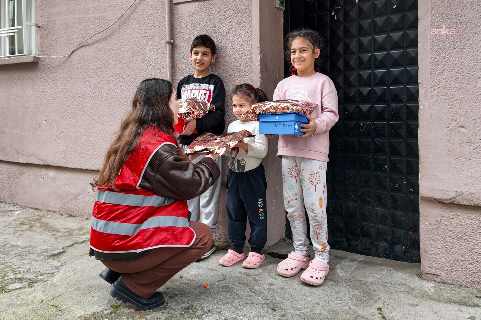 Efeler Belediyesi, 55 çocuğa bayramlık kıyafetlerini ulaştırdı