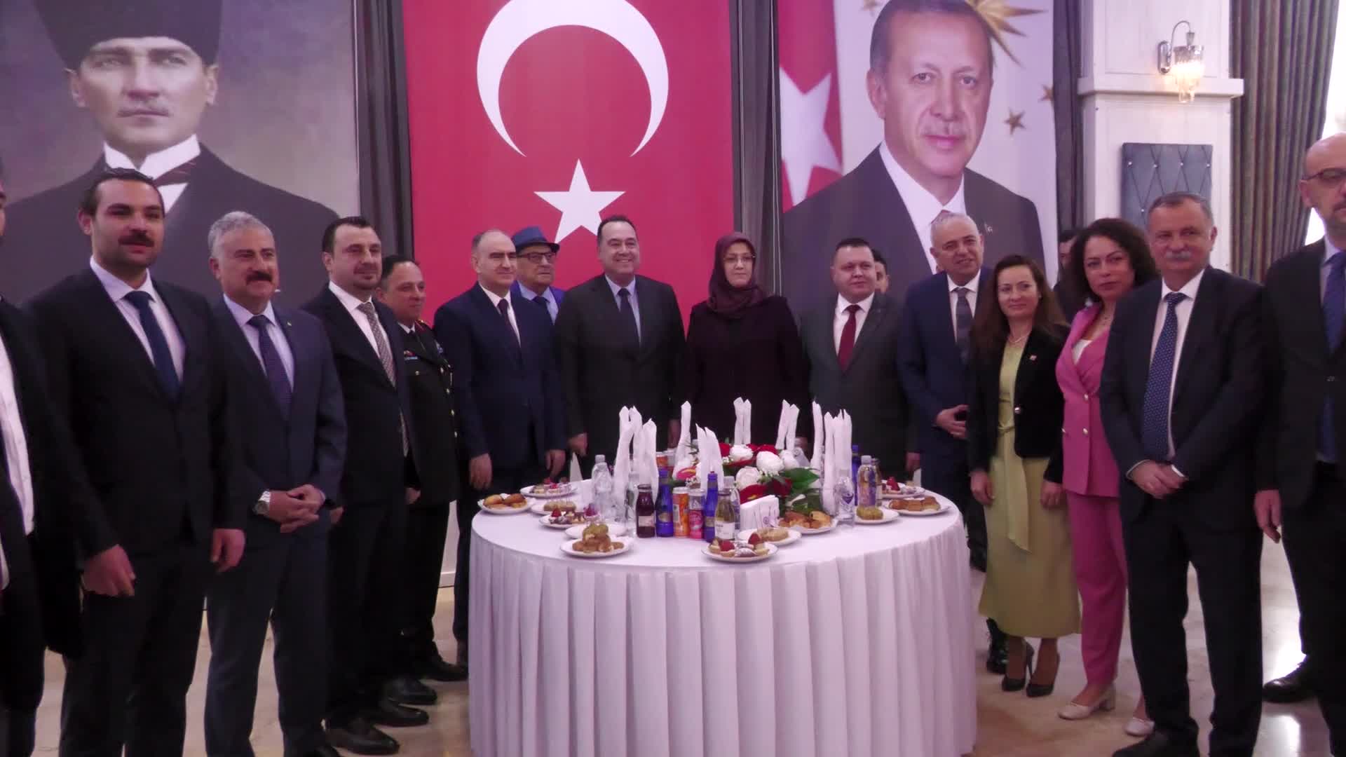 Manisa protokolü, bayramlaşma töreninde bir araya geldi