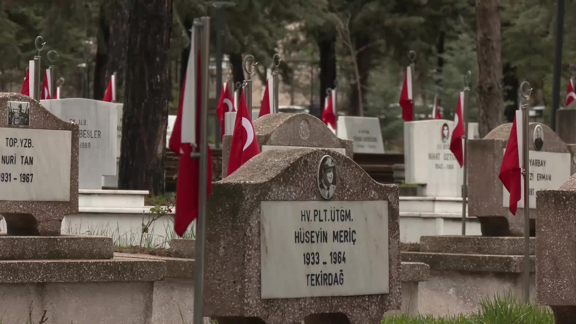 Ümit Özdağ, Cebeci Askeri Şehitliği'ni ziyaret etti