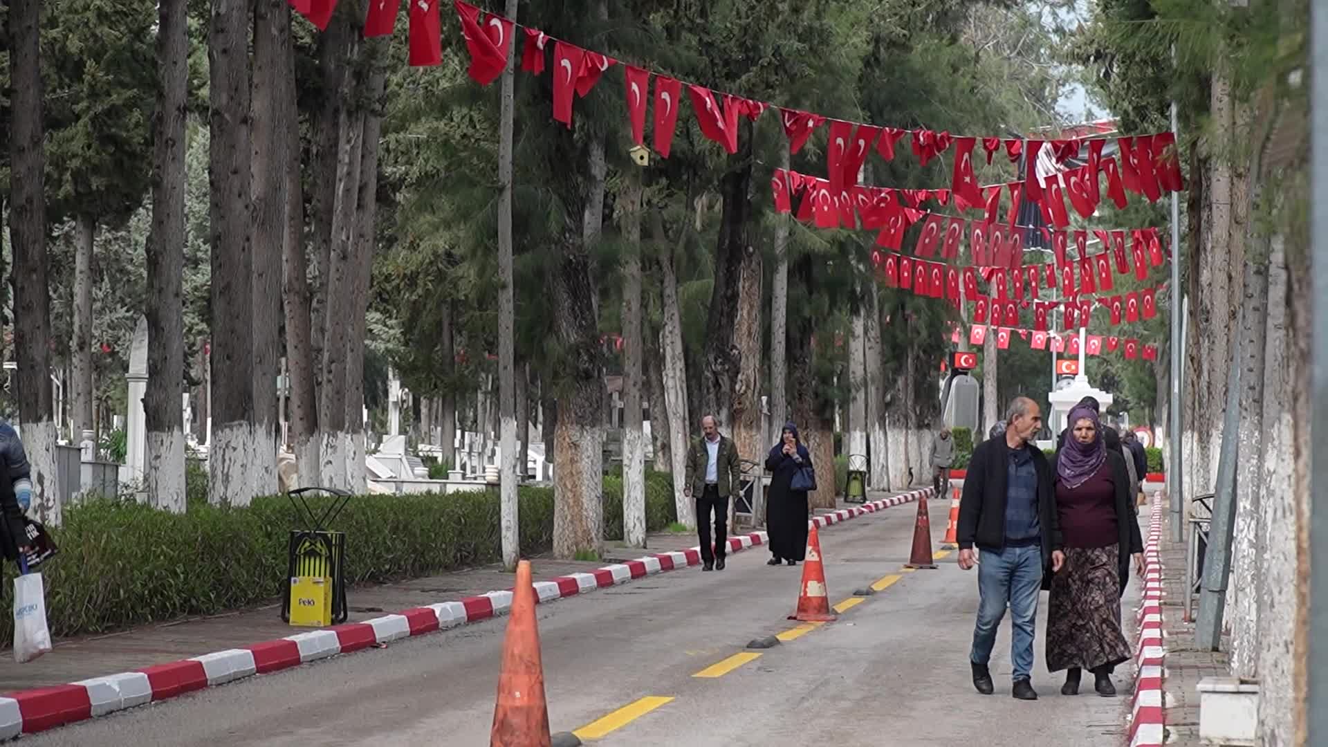Mersin Büyükşehir Belediyesi, mezarlık ziyaretlerinde vatandaşları yalnız bırakmıyor