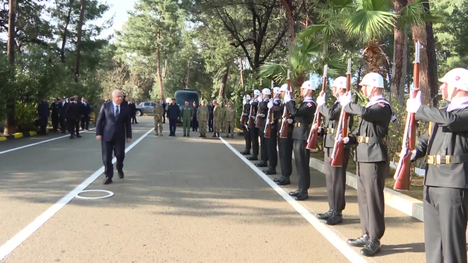 Bakan Güler: "Şanlı ordumuz, ülkemizi ve asil milletimizi her koşulda korumaya muktedirdir"
