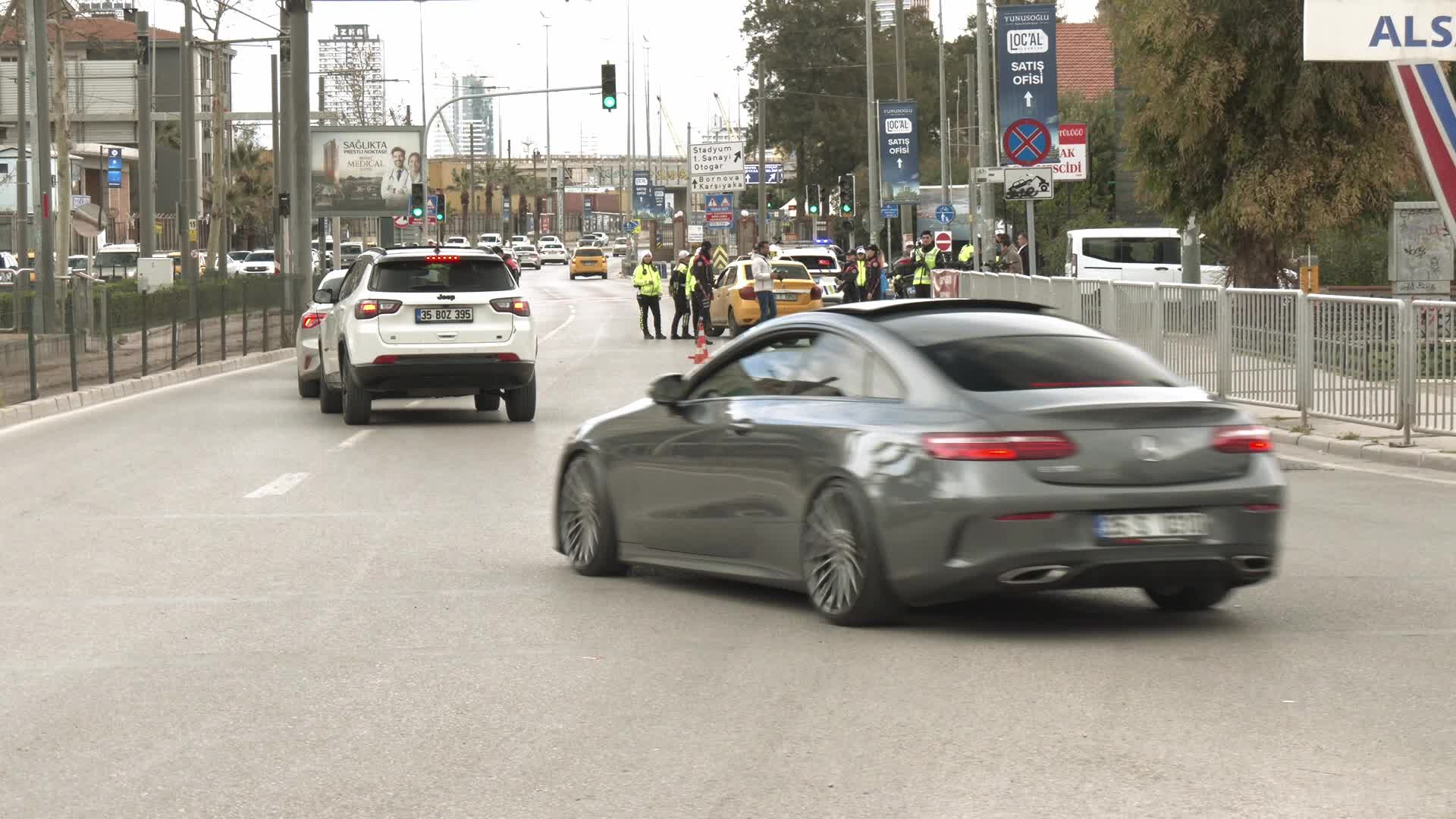 İzmir’de polis ekiplerinden Alsancak’ta bayram denetimi
