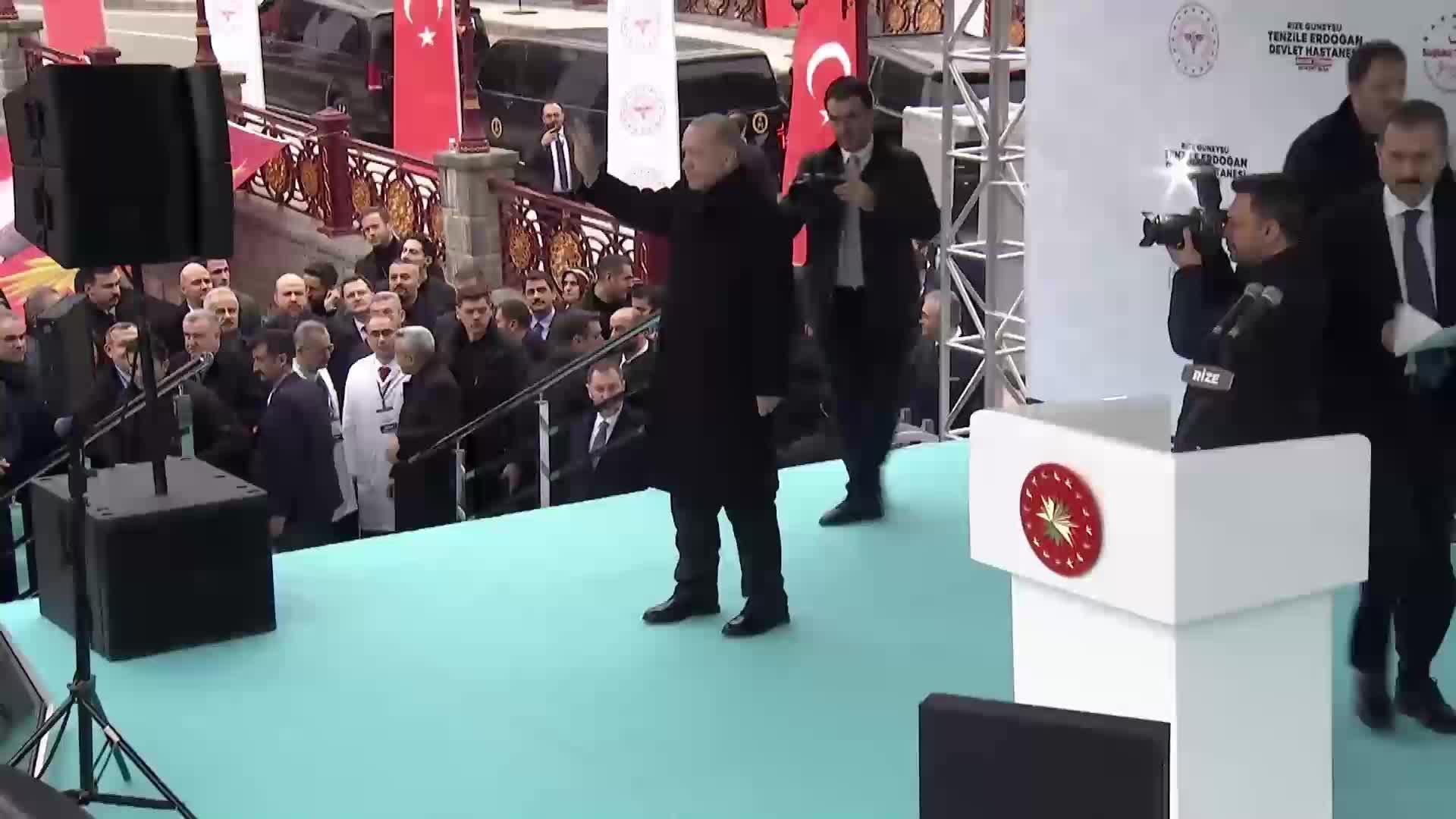 Cumhurbaşkanı Erdoğan: "Etrafımızda füzeler uçuşuyor ama ana muhalefetin umurunda bile değil"