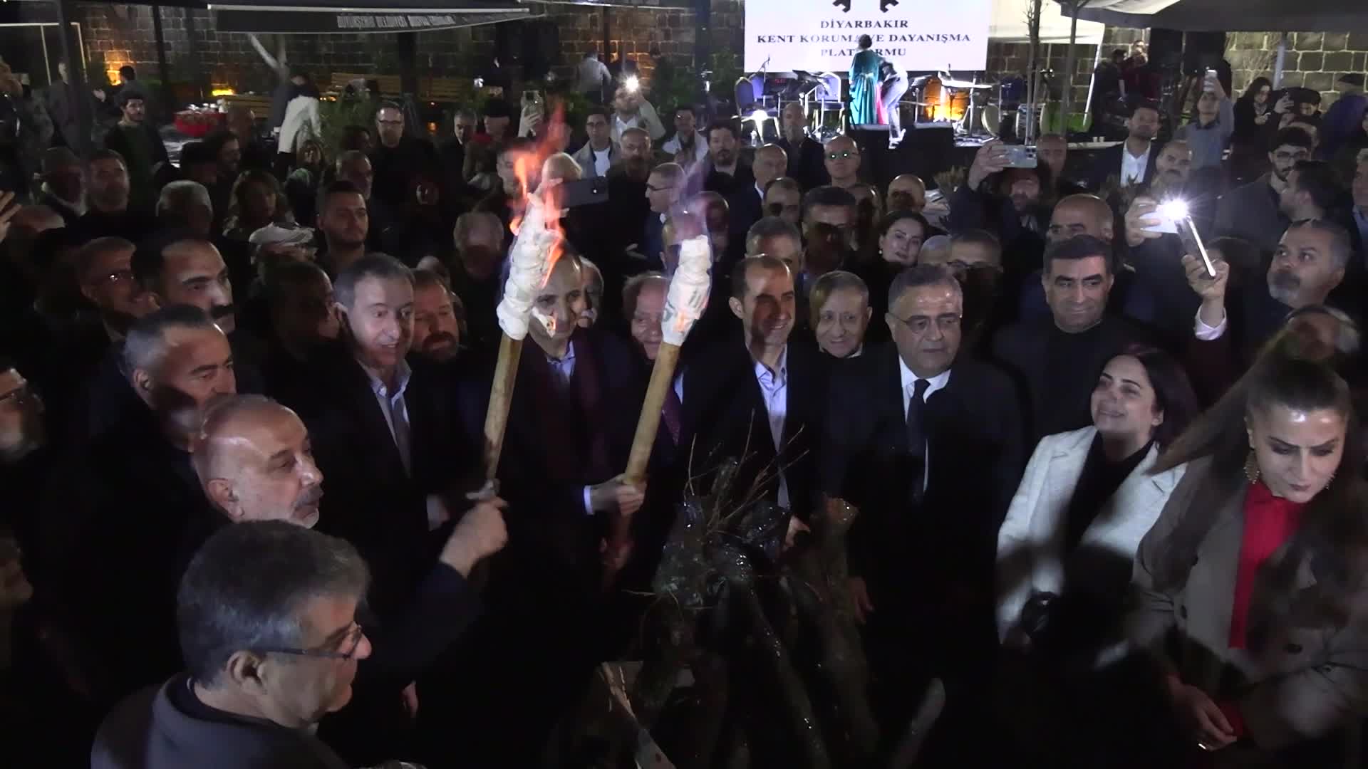Diyarbakır’da Nevruz resepsiyonu.. Tuncer Bakırhan: “Copsuz, topsuz da kutlanabiliyormuş”