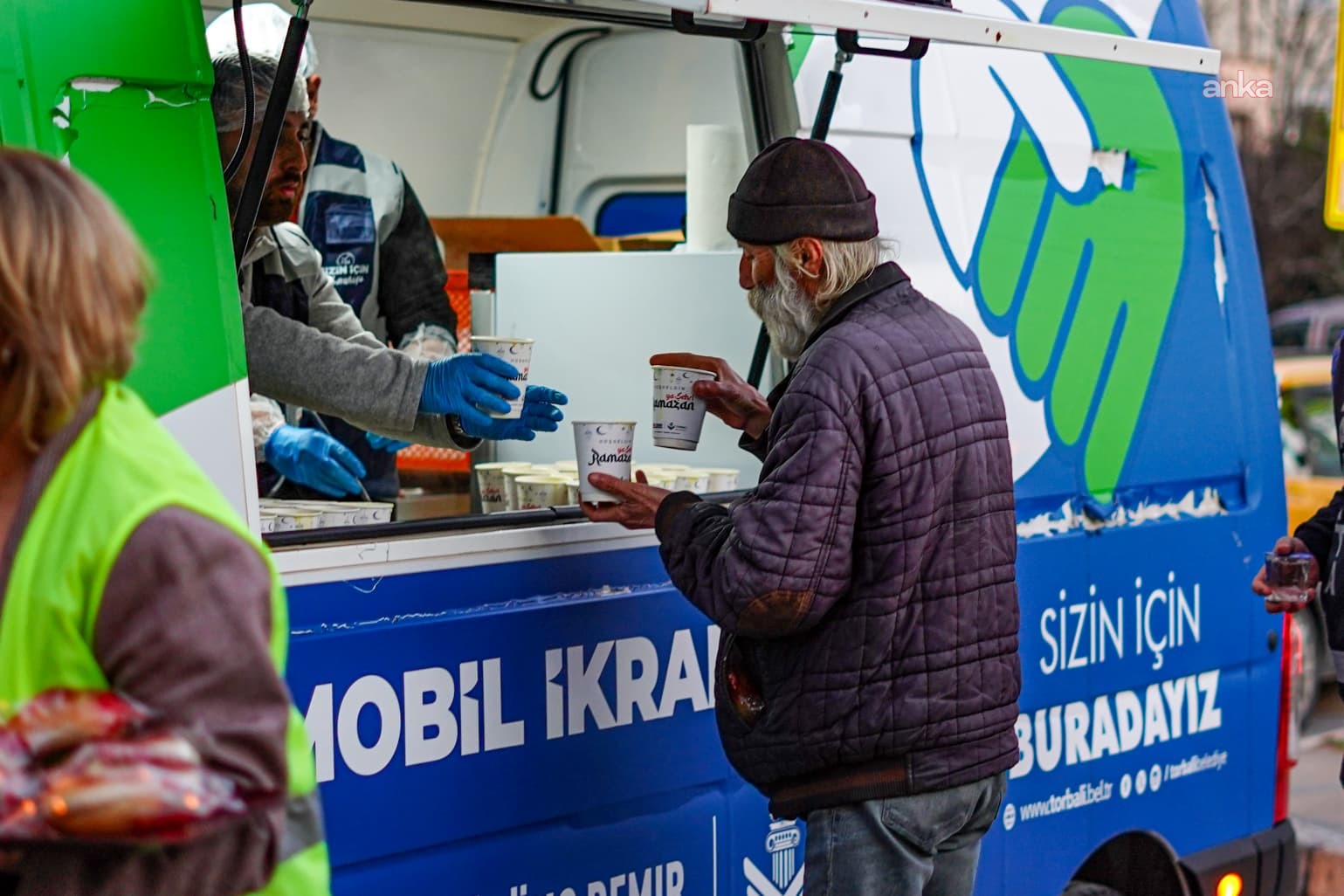 Torbalı Belediyesi'nden ramazan mesaisi... 10 bin sıcak yemek, 6 bin erzak yardımı