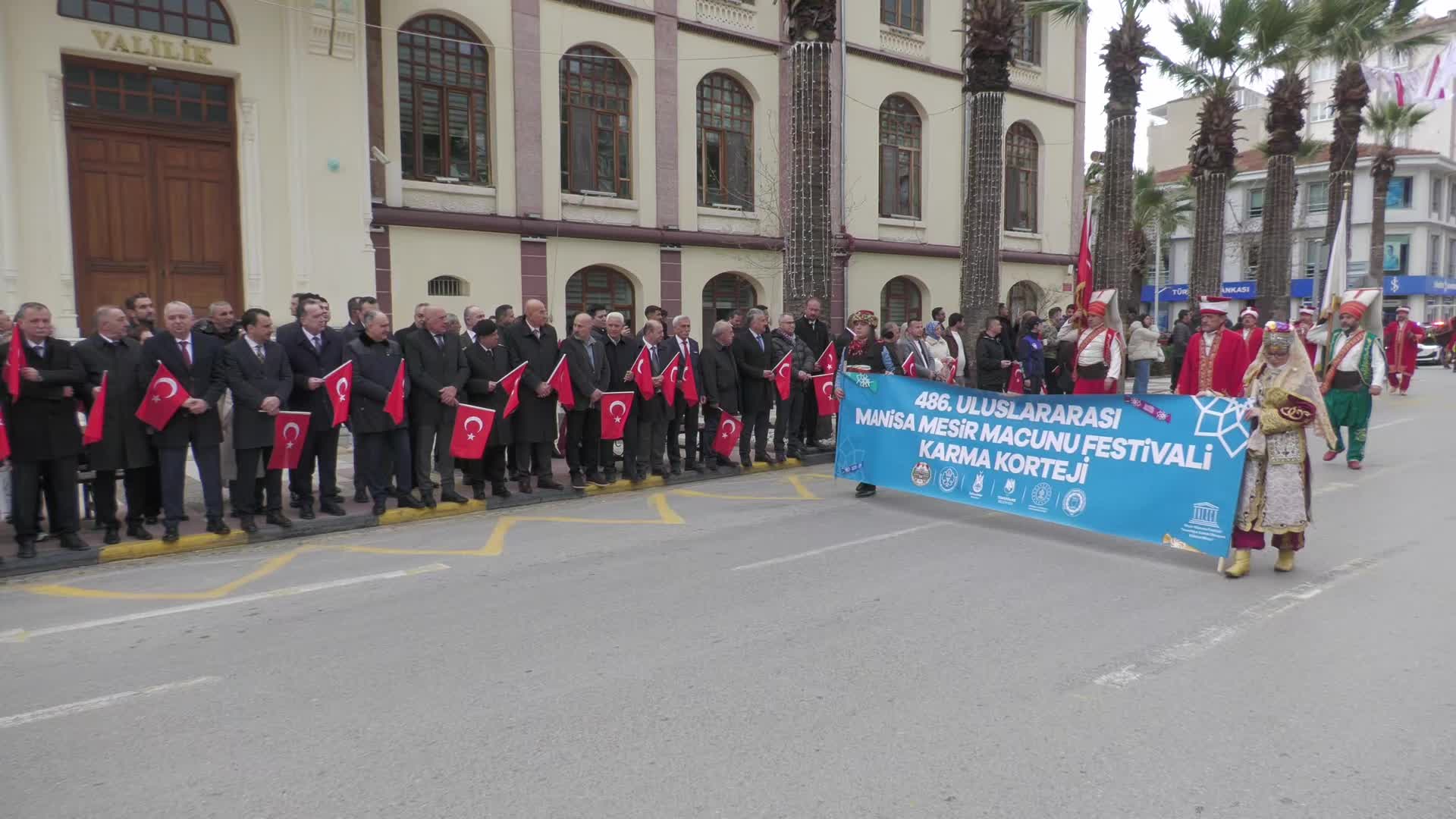 Manisa’da Mesir Macunu Festivali, Karma Töreniyle başladı.... Yurttaşlar mesir kazanına akın etti