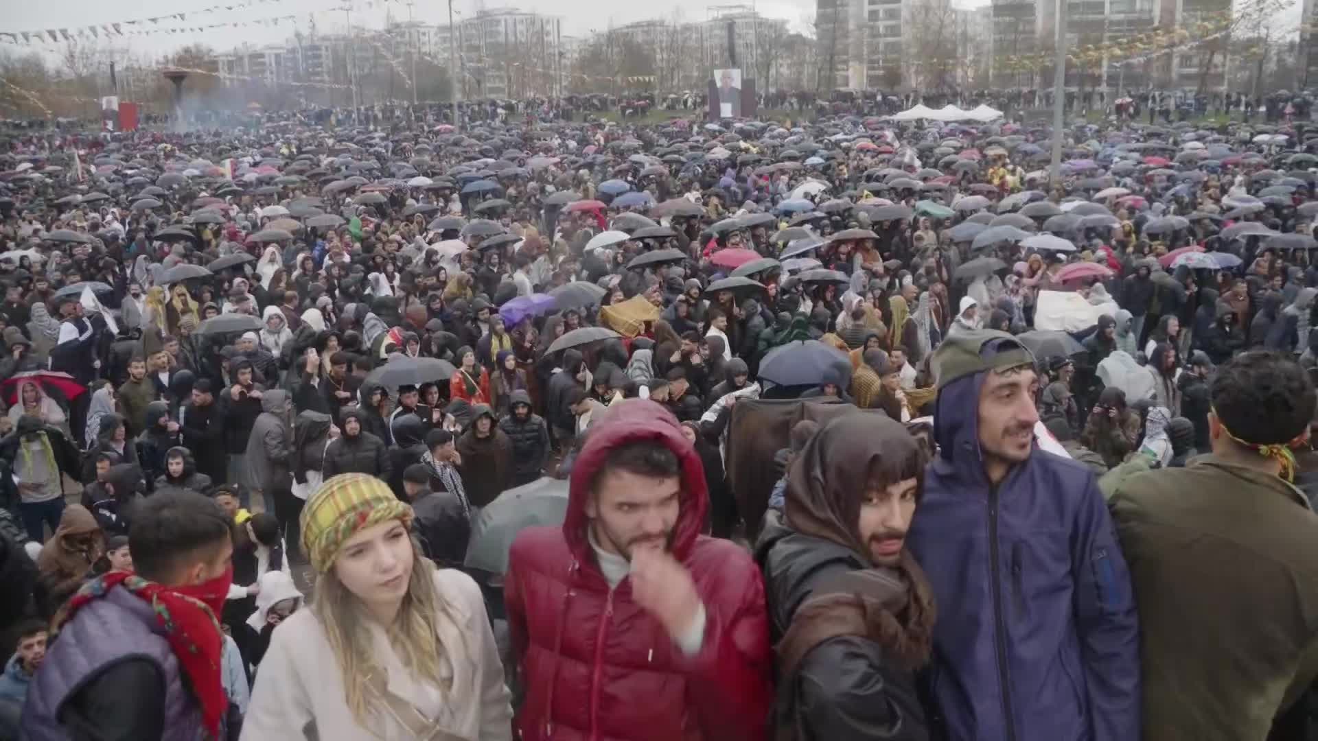 Diyarbakır'da Nevruz kutlamaları başladı... Özgür Özel: “Biz bir arada durdukça, barışa ve adalete sıkı sıkı sarıldıkça, zalimin kaderi mutlak yenilgidir”