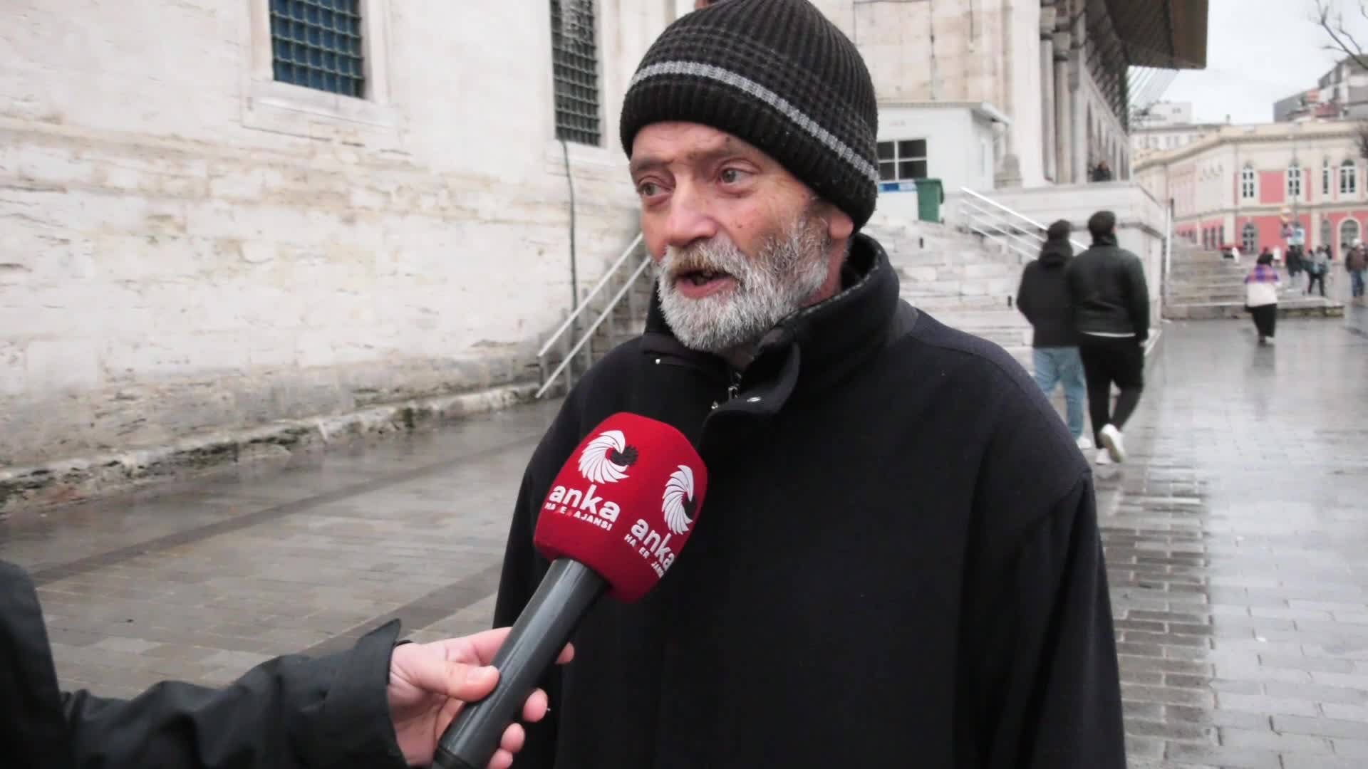 Eminönü Meydanı bu bayramda boş kaldı... ANKA'ya konuşan yurttaşlar: Para yok, pul yok... Beş kuruşsuz geziyoruz... Bu bayram geçmiş bayramlara göre daha kötü....