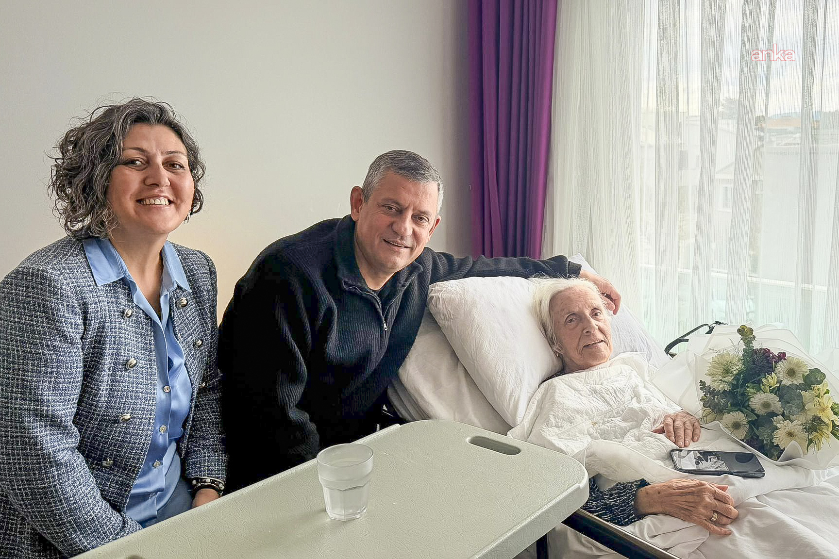CHP Genel Başkanı Özel, İzmir'de bayram ve taziye ziyareti gerçekleştirdi