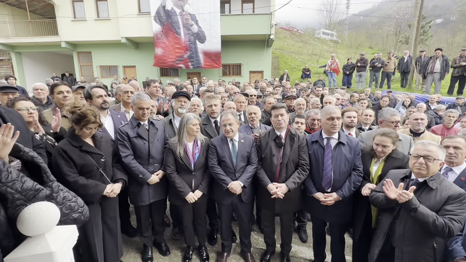 Sibel Suiçmez'den, İmamoğlu pankartının kaldırılmasına tepki: Siz kimsiniz? Haddinizi bilin