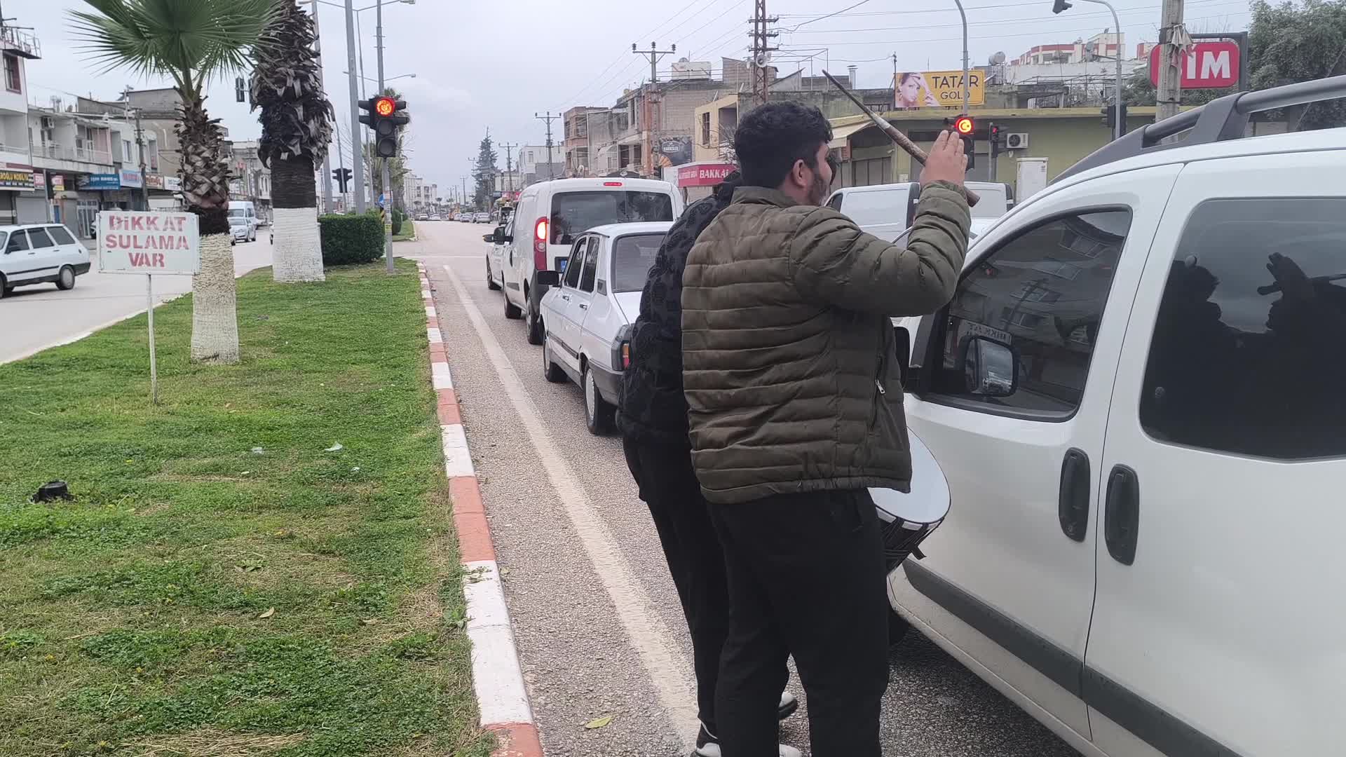 Kadirli'de vatandaşlarla bayramlaşıp para toplayan müzisyen : Üflemekten bademciklerimde hava kalmadı. Yok, diyorlar...