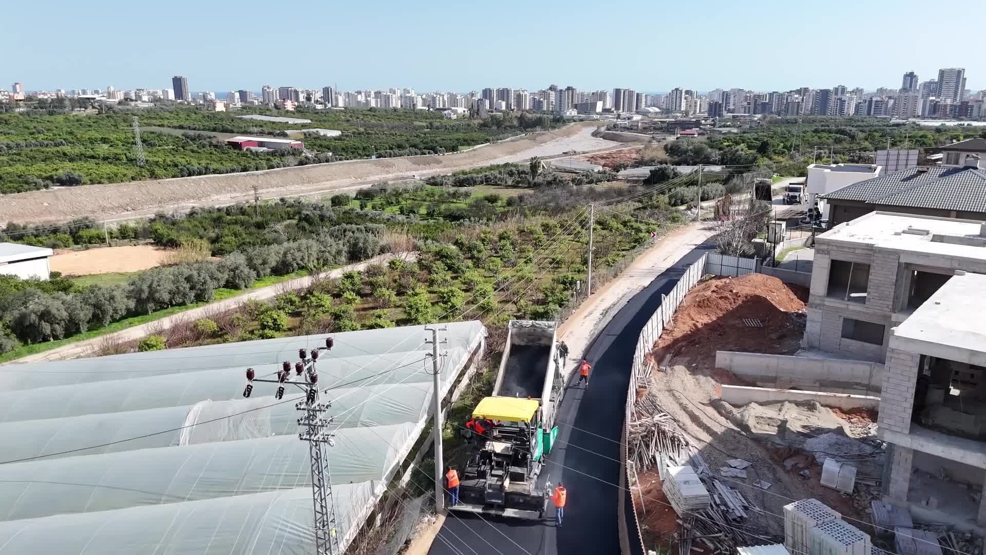 Mersin Büyükşehir Belediyesi, sıcak asfalt serim çalışmalarını sürdürüyor