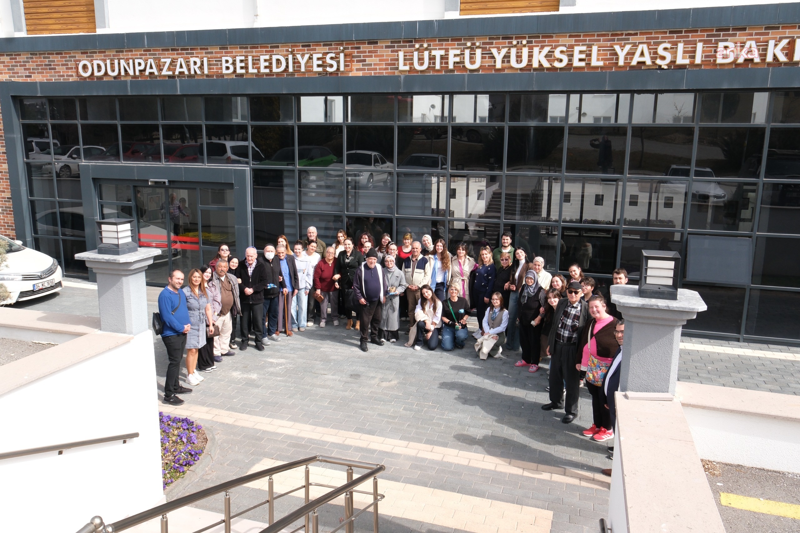 Eskişehir Büyükşehir Belediyesi Gençlik Merkezi, "Nesiller Buluşuyor" programında gençleri ve yaşlıları bir araya getirdi
