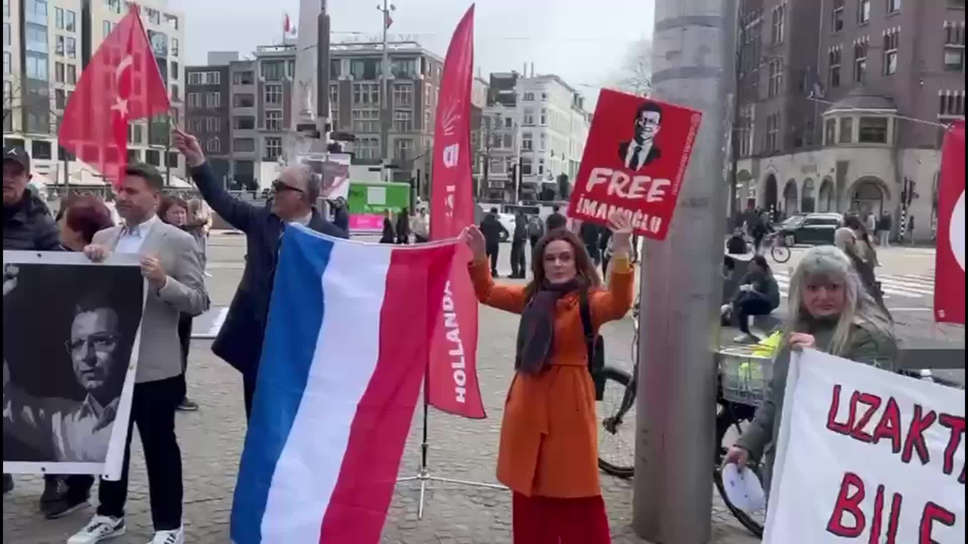 Ekrem İmamoğlu'nun tutukluluğunun birinci yılı, Hollanda’nın başkenti Amsterdam'da protesto edildi