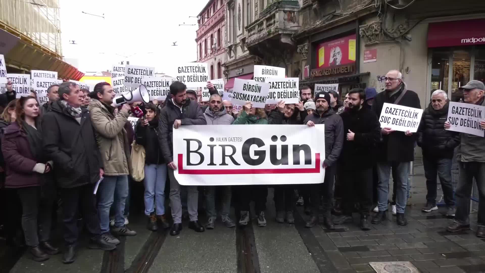 Gazeteci İsmail Arı'nın gözaltına alınması İstanbul'da protesto edildi... BirGün Yönetim Kurlu Başkanı Aydın: "İsmail’in yanında, bu hukuksuzluğun tam karşısında olacağız"