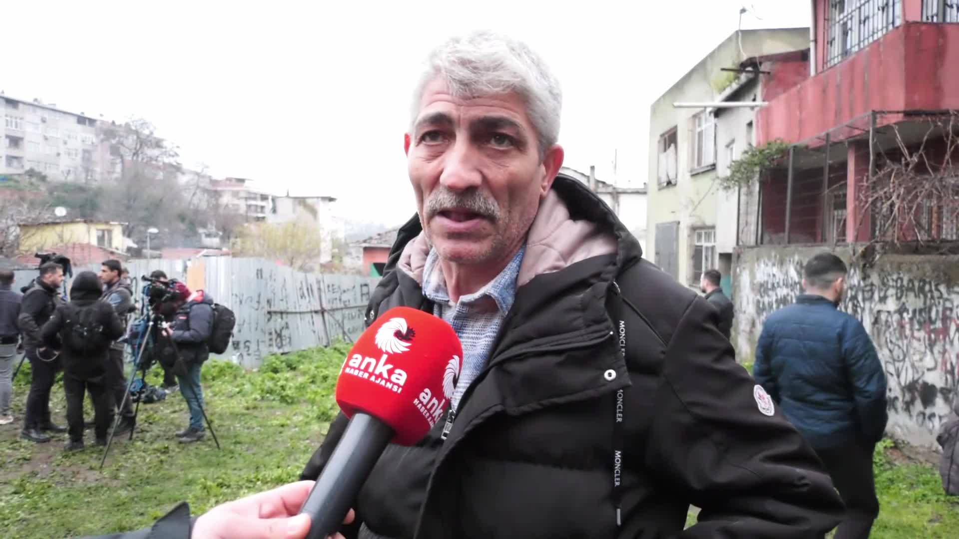 Fatih'te çöken binada yakını enkaz altında kalan vatandaş: "Hala enkaz altında, sağ salim çıkmasını bekliyoruz"