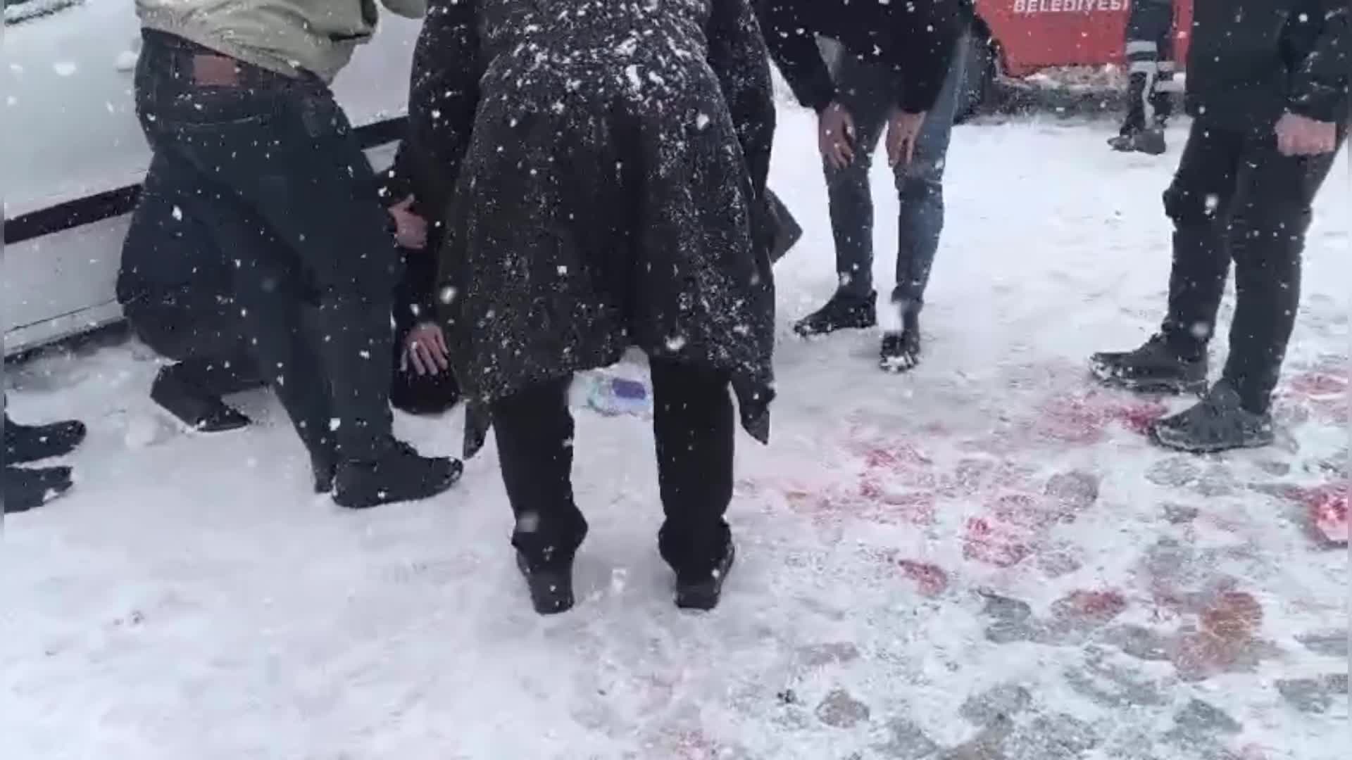 Yüksekova'da iki aracın çarpıştığı kazada, 1 kişi öldü, 8 kişi yaralandı