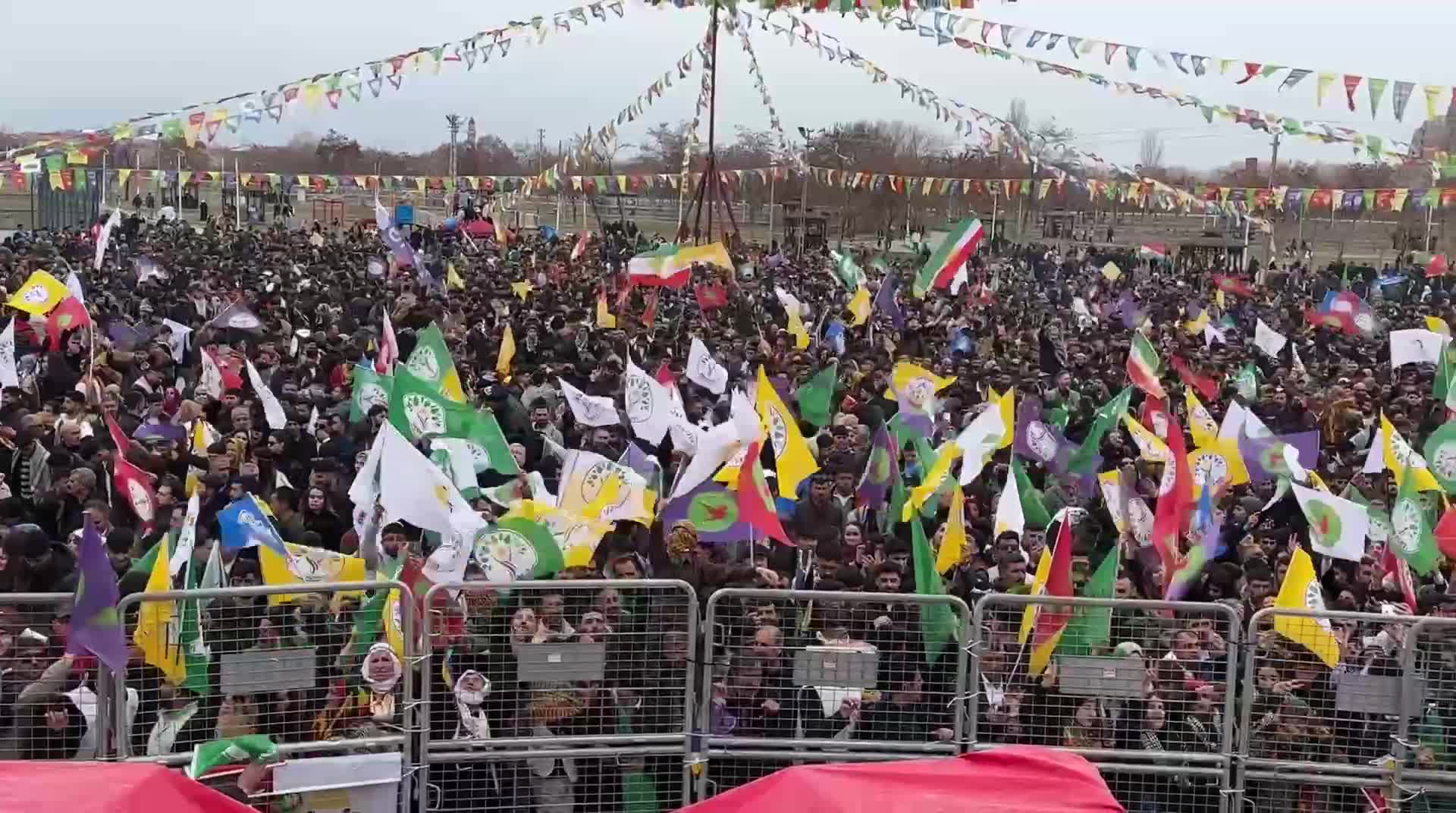 Tuncer Bakırhan, Van'da düzenlenen Nevruz'da konuştu: "Kurtuluşta Kürtler de vardı. Kurtuluşta yer alan Kürtlerin hakkını, hukukunu teslim edin"
