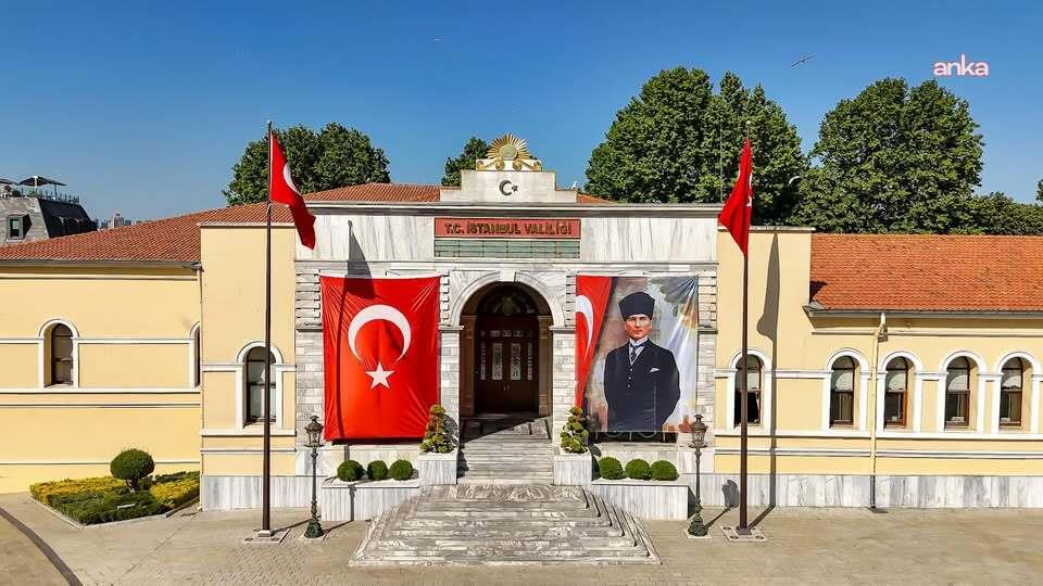 Fatih'te iki binanın çökmesi... İstanbul Valiliği, 1 kişinin arama kurtarma çalışmalarının devam ettiğini bildirdi