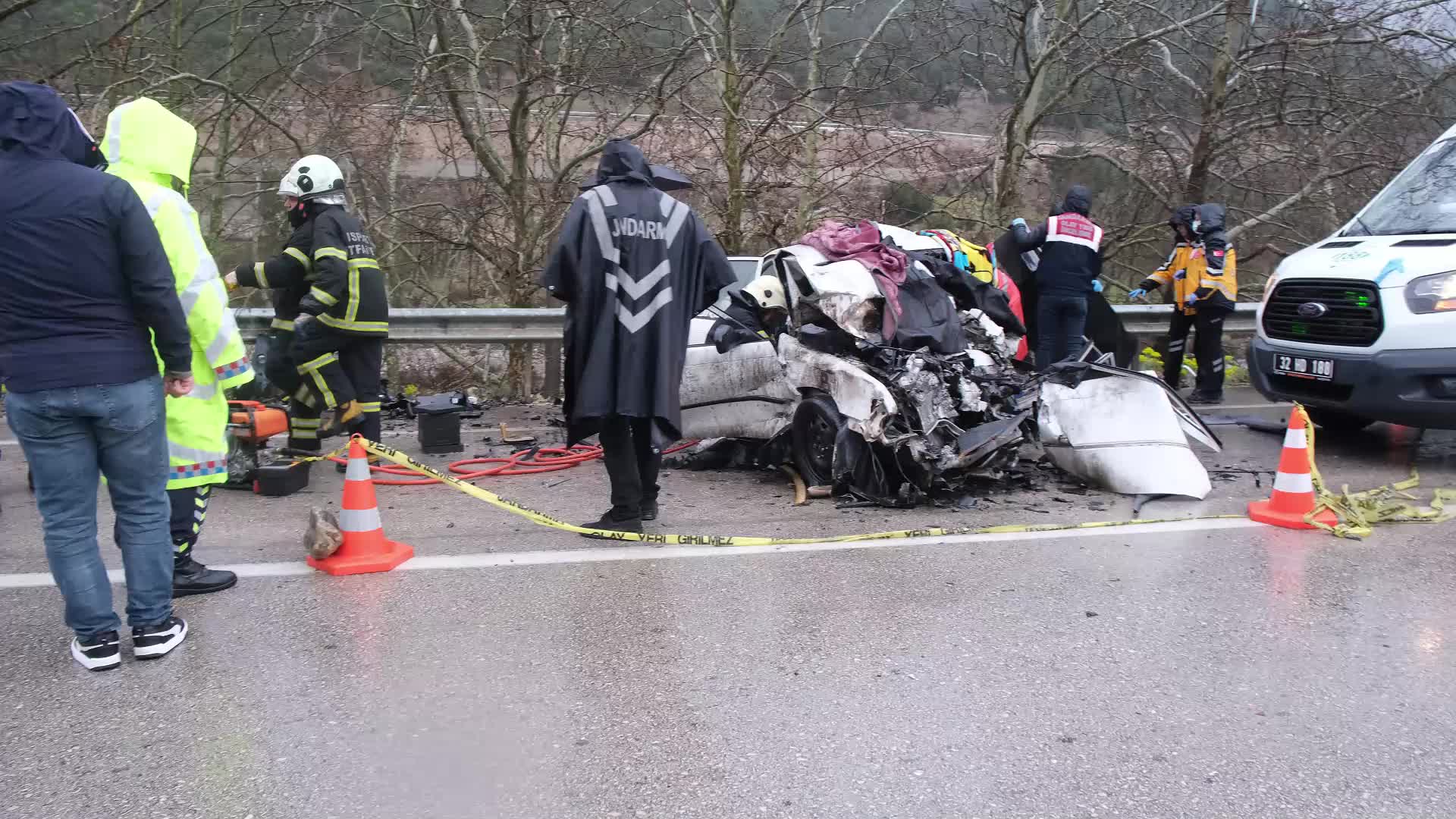 Isparta-Ağlasun yolunda meydana gelen kazada 2 kişi öldü, 1 kişi yaralandı