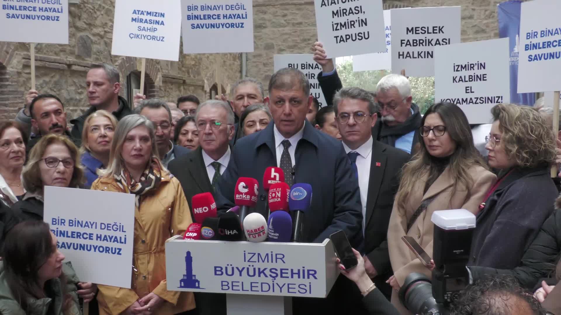 İzmir Büyükşehir Belediyesi, Meslek Fabrikası önünde nöbette... İzmir Büyükşehir Belediye Başkanı Tugay: "Burayı hukuksuzca boşaltmanıza izin vermeyeceğiz”