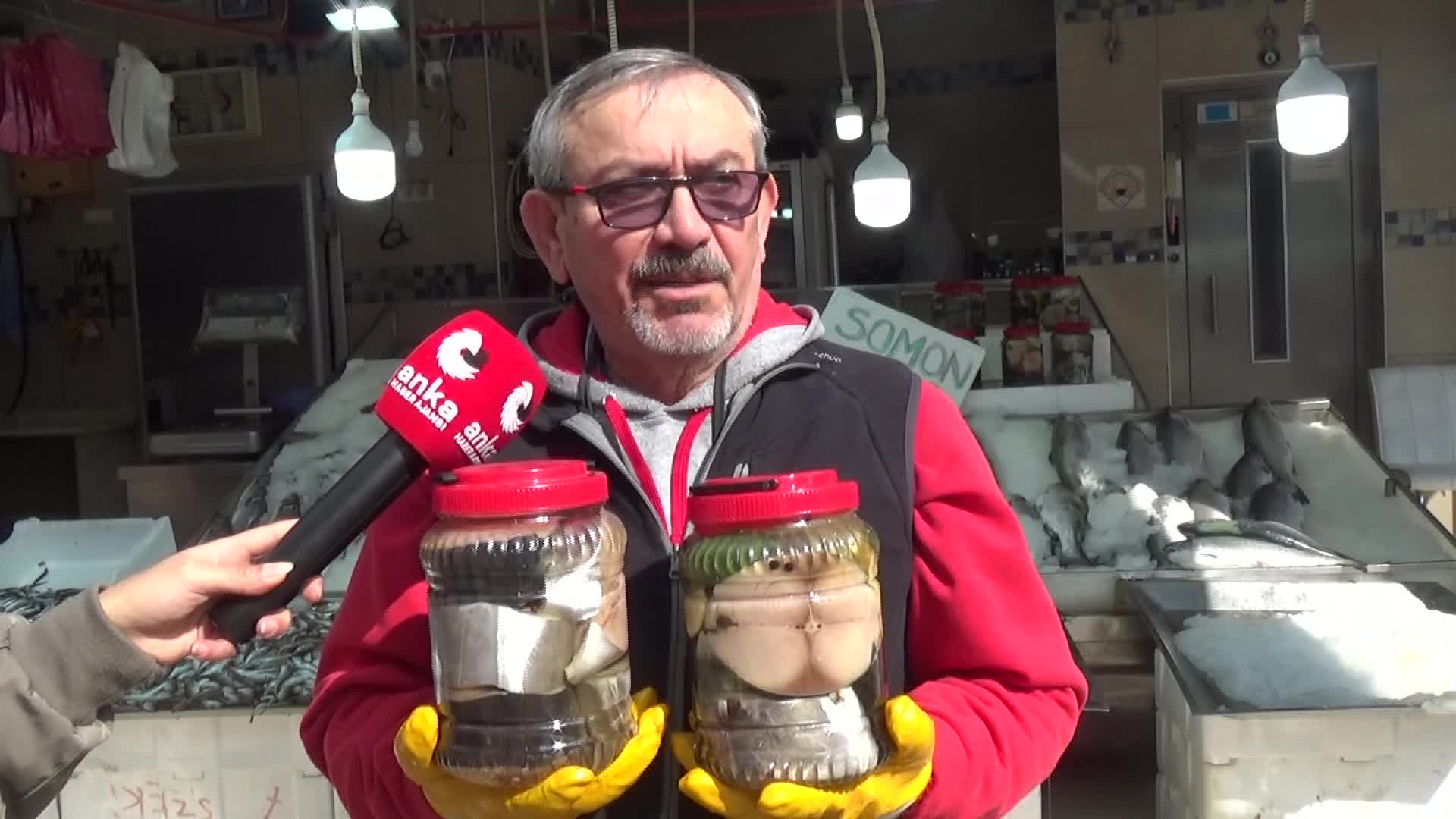 Sinop'ta 2 kilogramı bulan kavanozlarda hazırlanan lakerdalar 3 bin liradan satışa sunuluyor