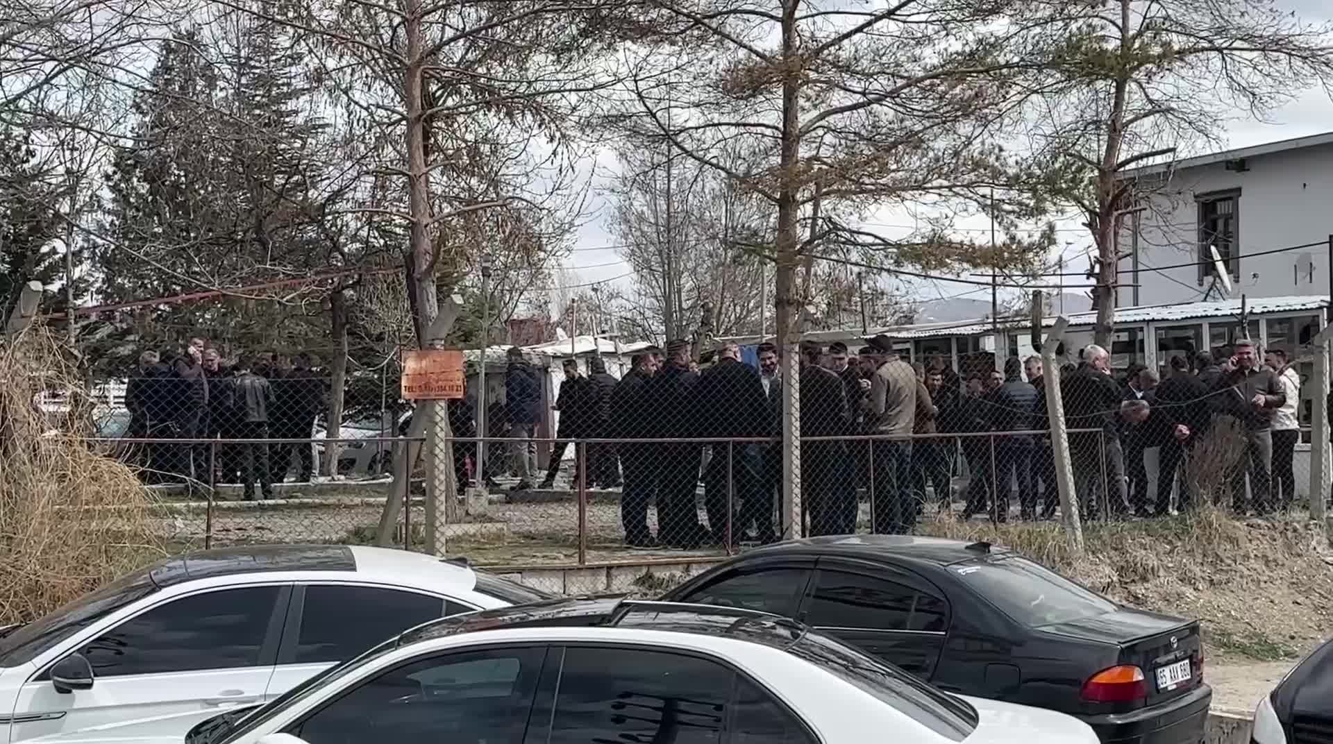 Van'da kamyoncular artan akaryakıt fiyatları ve düşük nakliye ücretleri nedeniyle iş bıraktı