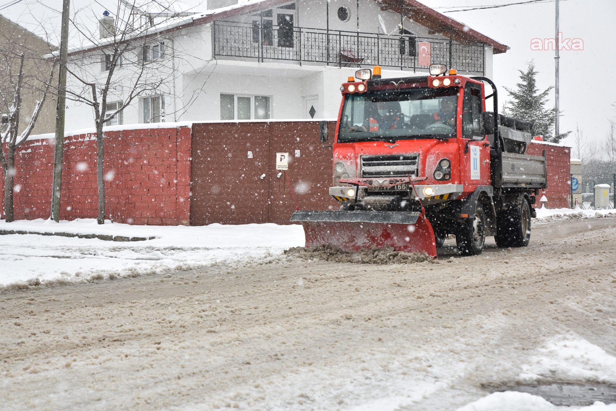 TEPEBAŞI'NDA KAR İLE MÜCADELE SÜRÜYOR