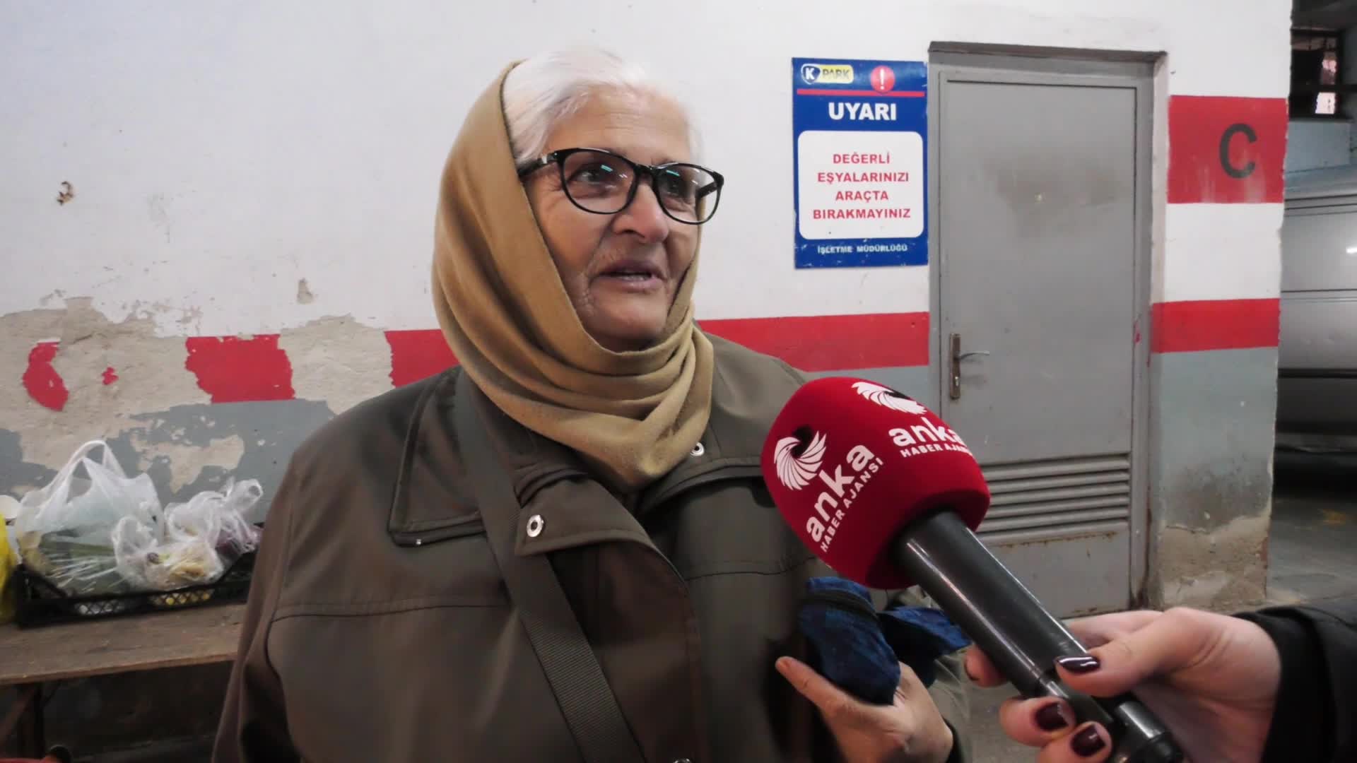 Çeliktepe Pazarı'nda ANKA'ya konuşan yurttaş: "Kuraklık oluyor, zam; sel basıyor, zam; mazota zam geliyor, zam. Bizim ne günahımız var? Bana verdin yüzde 12 zam, 2 bin lira