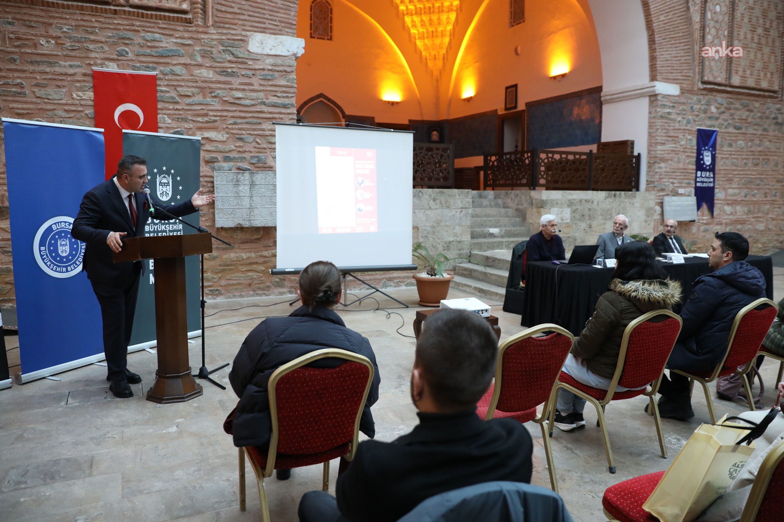 Bursa Büyükşehir Belediyesi’nin düzenlediği programda Osmanlı’nın kuruluş döneminde vakıf kuran kadınlar konuşuldu