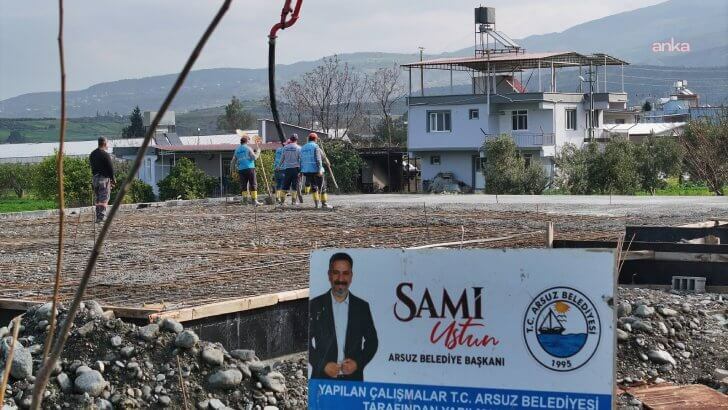 Arsuz Belediyesi tarafından yapımına başlanan Üçgüllük Çok Amaçlı Salon, hızla yükseliyor