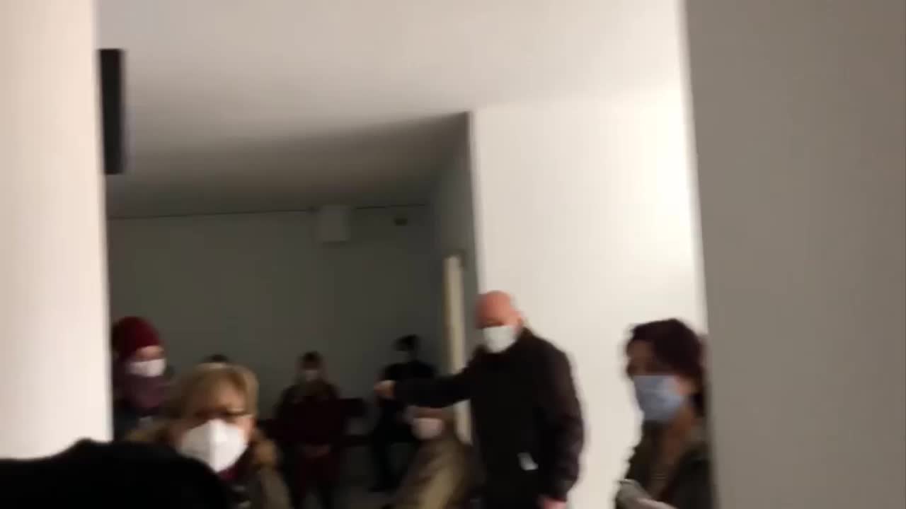 COVİD-19 AŞISI RANDEVULARI AYNI SAATE VERİLDİ, SOSYAL MESAFE YOK SAYILDI