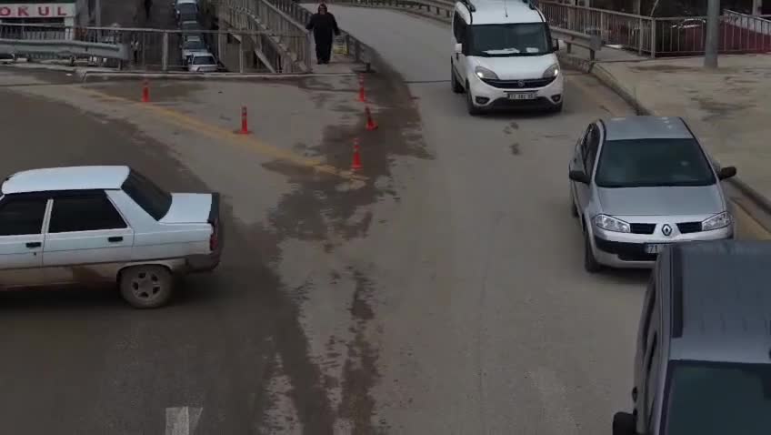 Kırıkkale'de ters yöne giren sürücü drondan kaçamadı: Ehliyetsiz sürücüye para cezası uygulandı, araç trafikten men edildi