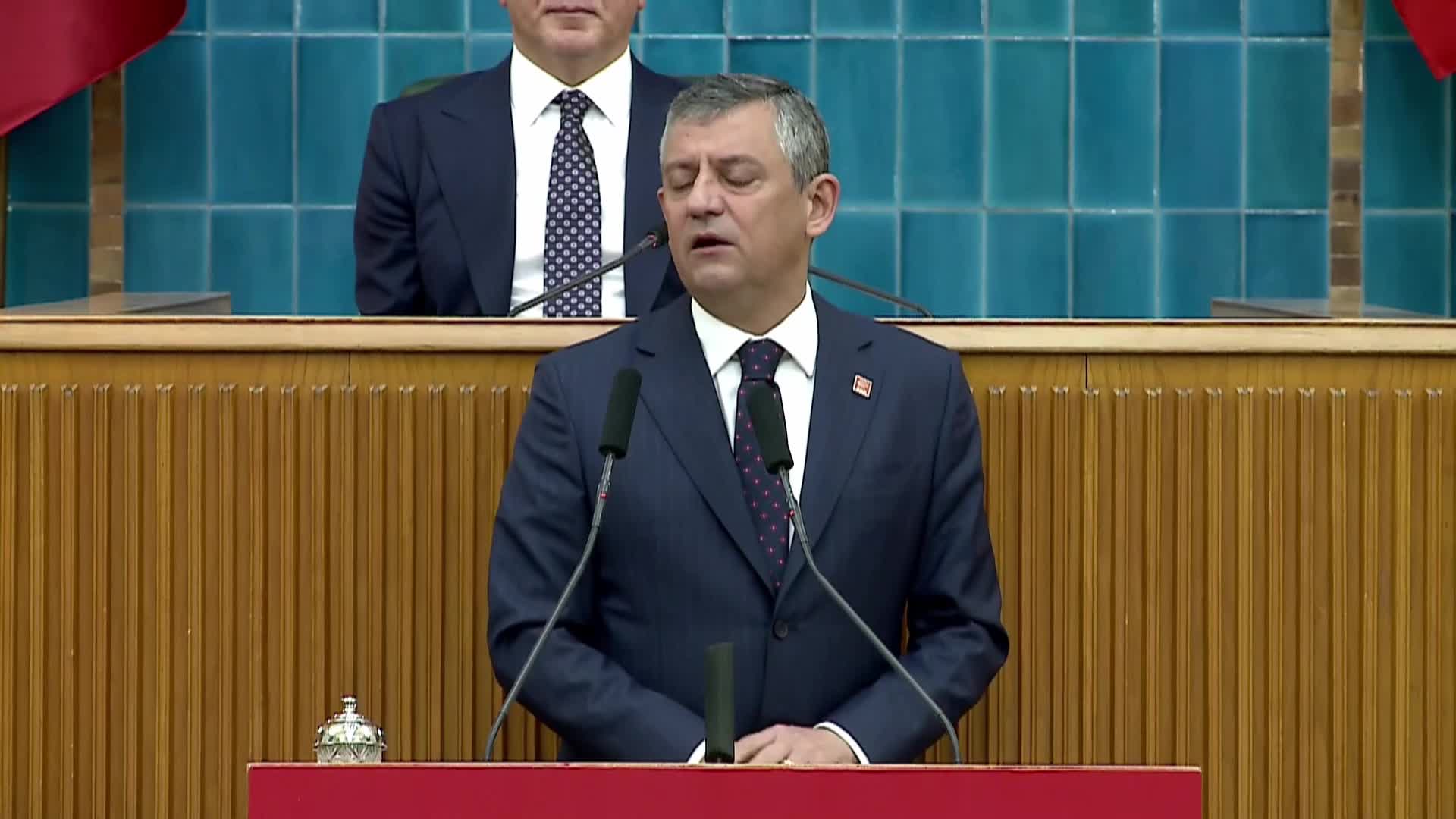 CHP Grup Toplantısı... Özgür Özel'den AK Partili milletvekillerine: "Elinizdeki belgeleri bir genel başkana götürecekseniz, bu genel başkana değil, AK Parti'nin genel başkanına götürün kardeşim"