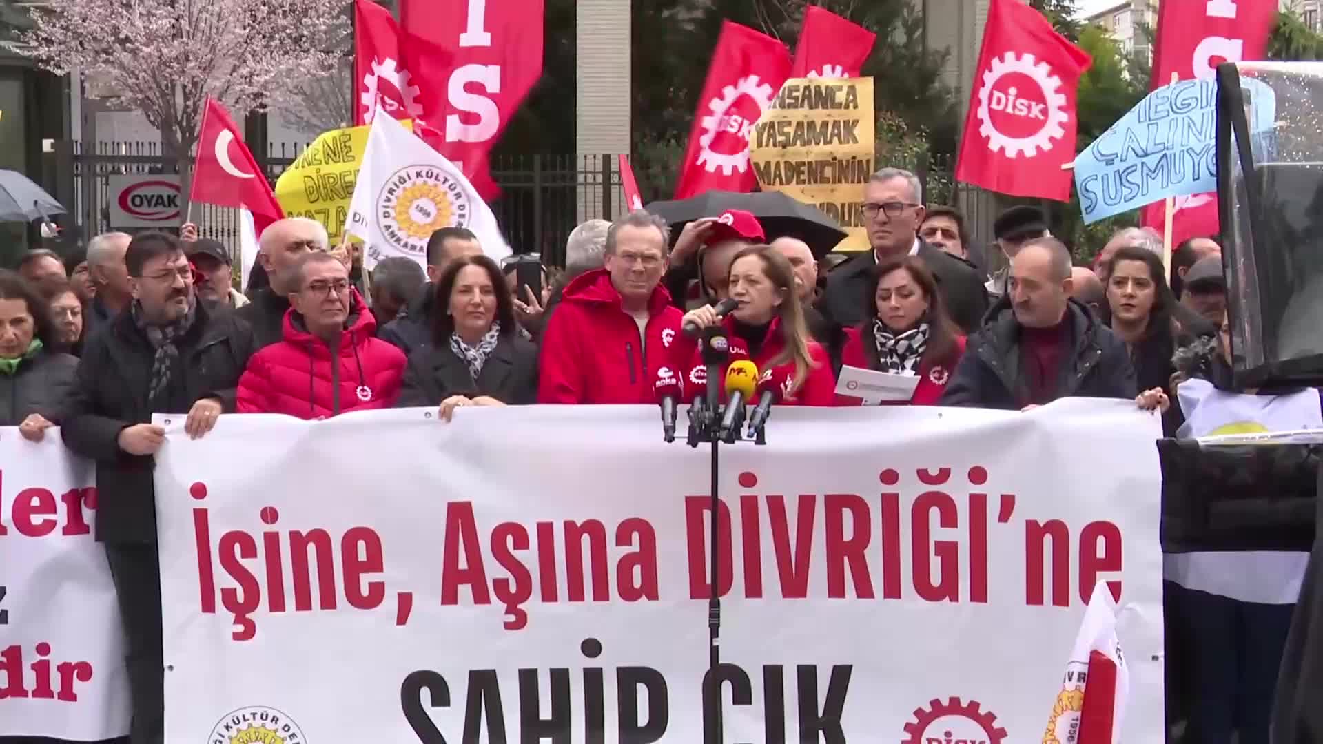 Divriği'de işten çıkarılan madenciler OYAK önünde... DİSK Genel Başkanı Arzu Çerkezoğlu: "Tüm arkadaşlarımız derhal işine iade edilmelidir"
