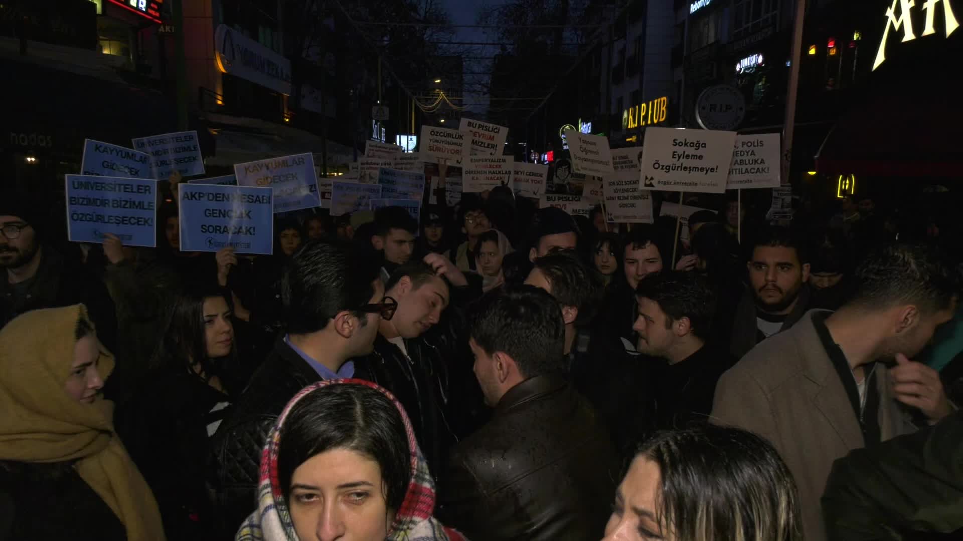 Ankara’da üniversitelilerden 19 Mart yürüyüşü... Güvenpark’a yürüyüşe polis engeli