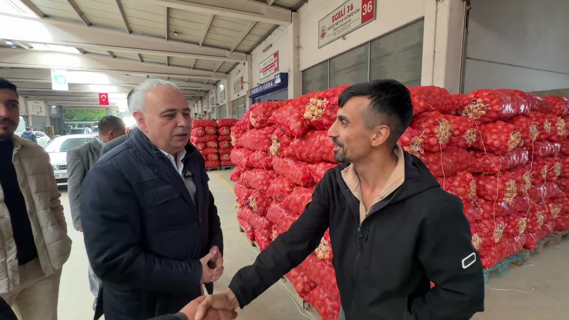 CHP'li Bakırlıoğlu Manisa Hali’nde esnafı ziyaret etti: "Akaryakıttaki bu fiyat artışına bir an önce çözüm bulunmalı"